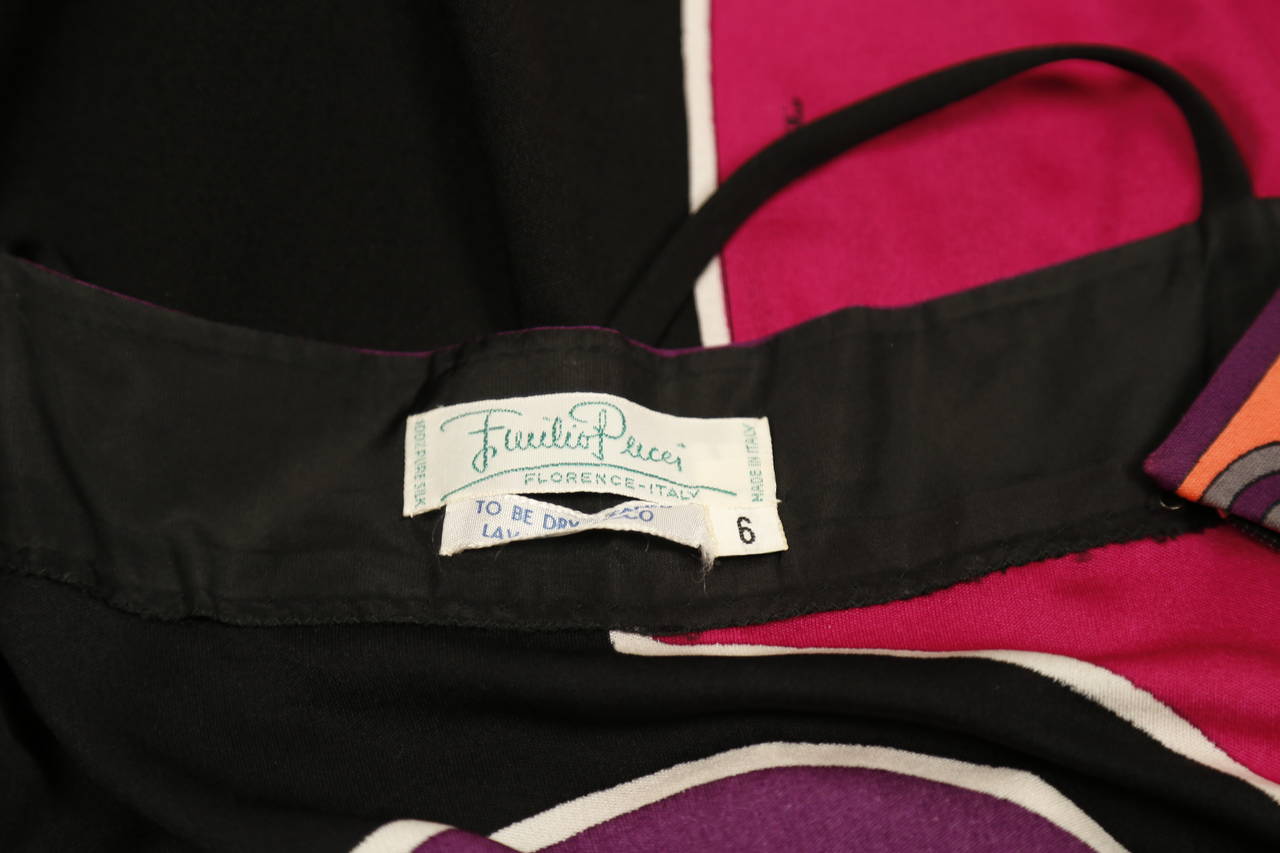 Emilio Pucci Bedrucktes Jersey-Kleid mit passendem Gürtel aus Seide, 1970er Jahre im Angebot 1