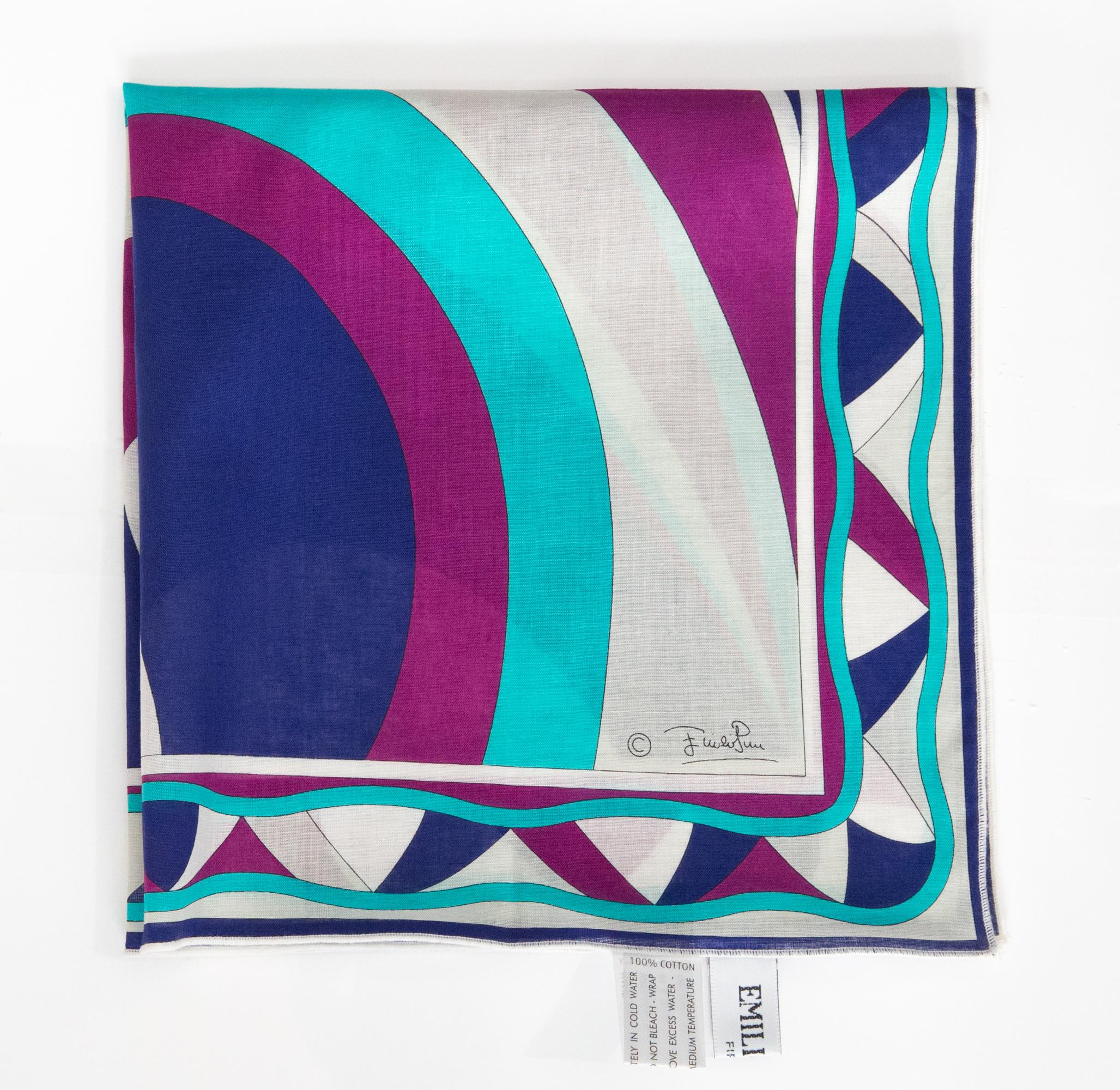 Pañuelo pequeño de seda de algodón multicolor de Emilio Pucci con estampado geométrico psicodélico y firma Pucci. 
Circa 2000s -- 100% algodón
En buen estado vintage. Fabricado en Italia.
46 cm X 46 cm
Le garantizamos que recibirá  artículo icónico