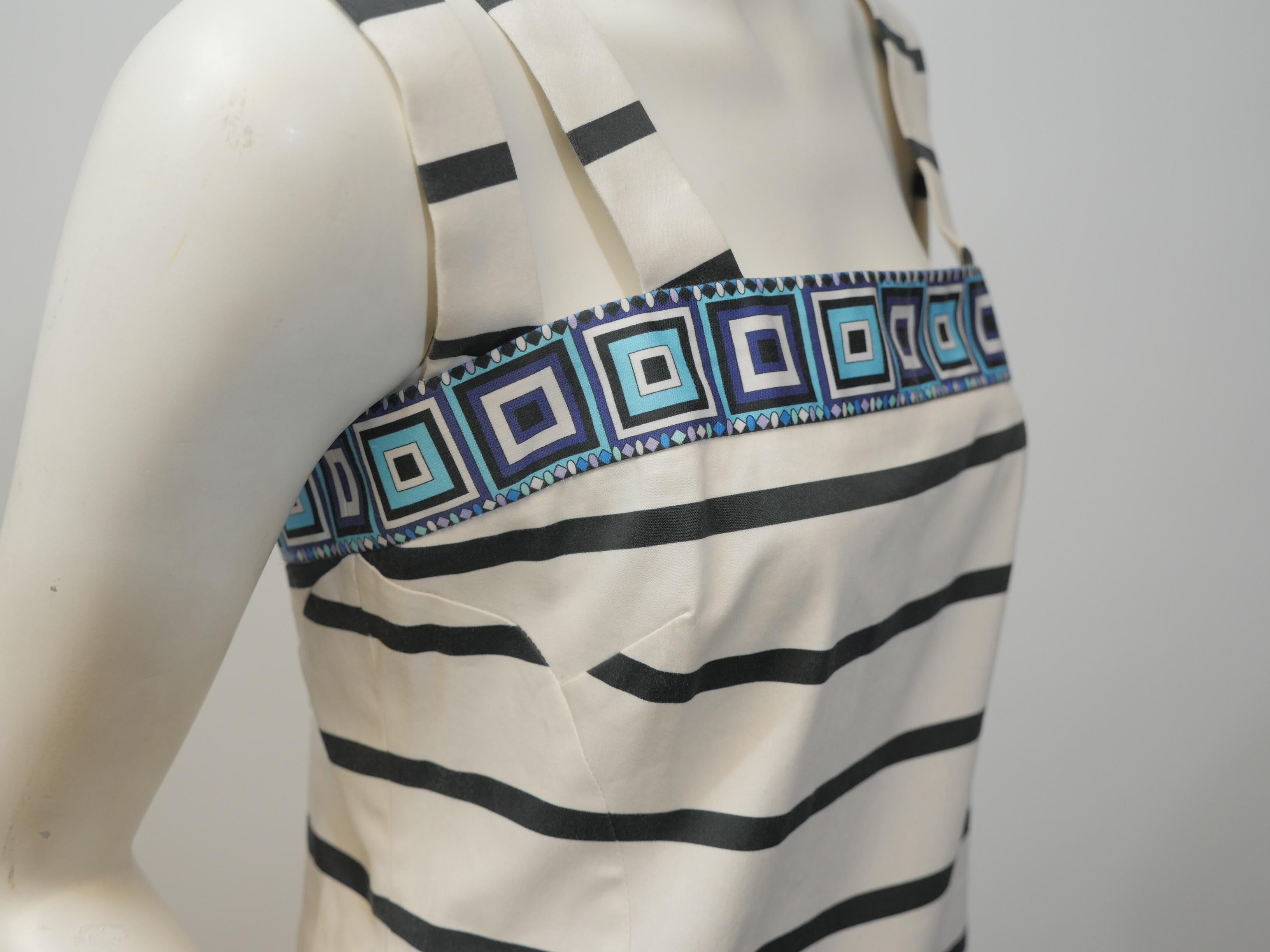 Emilio Pucci Size 10 Blk/Wht/Blu S/L Striped Dress with Geometric Pattern In Good Condition In Bridgehampton, NY
