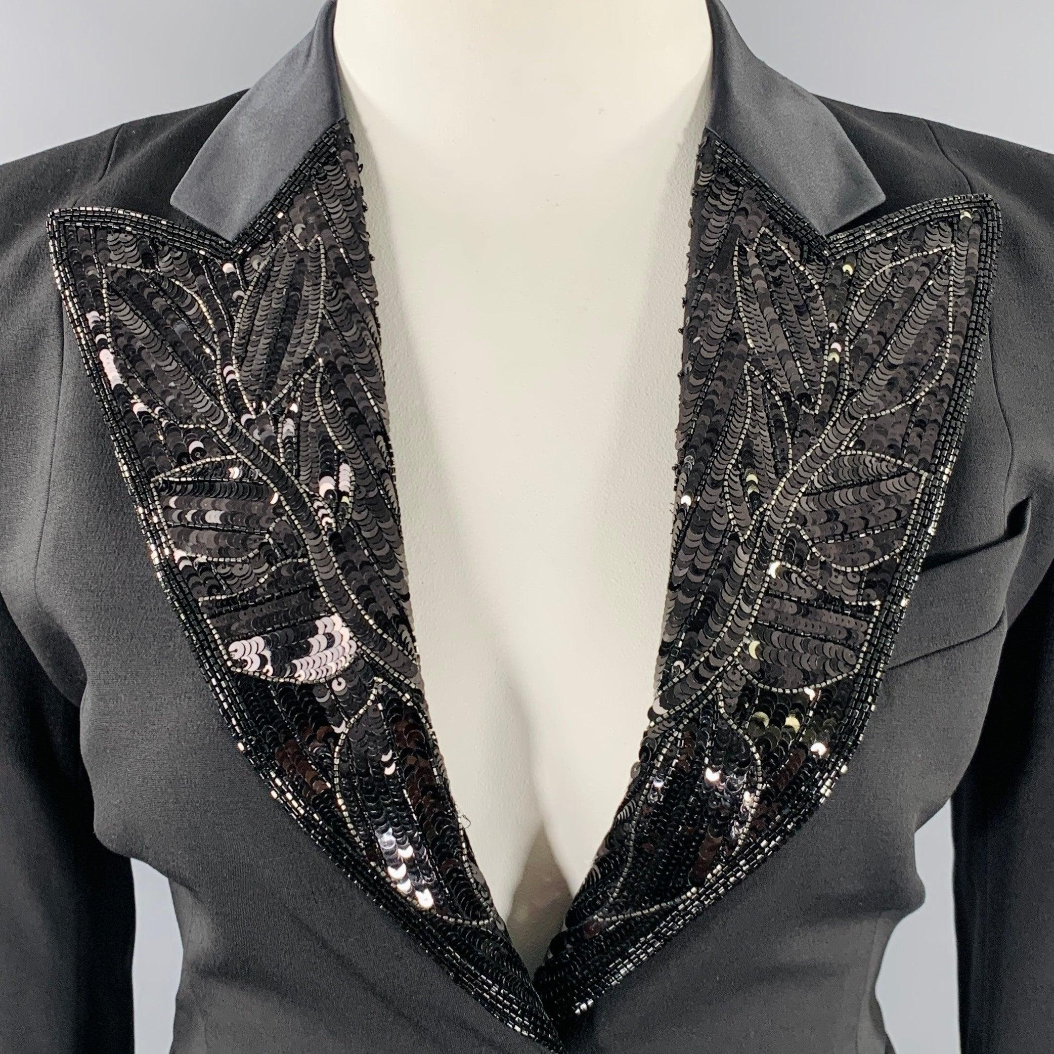 EMILIO PUCCI Blazer
aus schwarzem Wollmohair mit einem großen, dramatischen, mit Perlen und Pailletten besetzten Revers, drei Taschen und doppeltem Knopfverschluss. Hergestellt in Italien &New with Tags. 

Markiert:   IT 44 

Abmessungen: 

