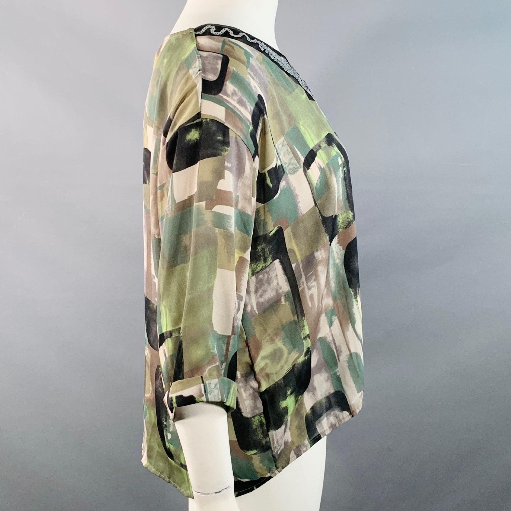 EMILIO PUCCI blusa
en seda verde y negra con estampado gráfico, lentejuelas bordadas en tono plateado metálico y cierre de jersey. Fabricado en Italia.Excelente estado de conservación. 

Marcado:   talla no marcada, sin etiquetas. 

Medidas: 
