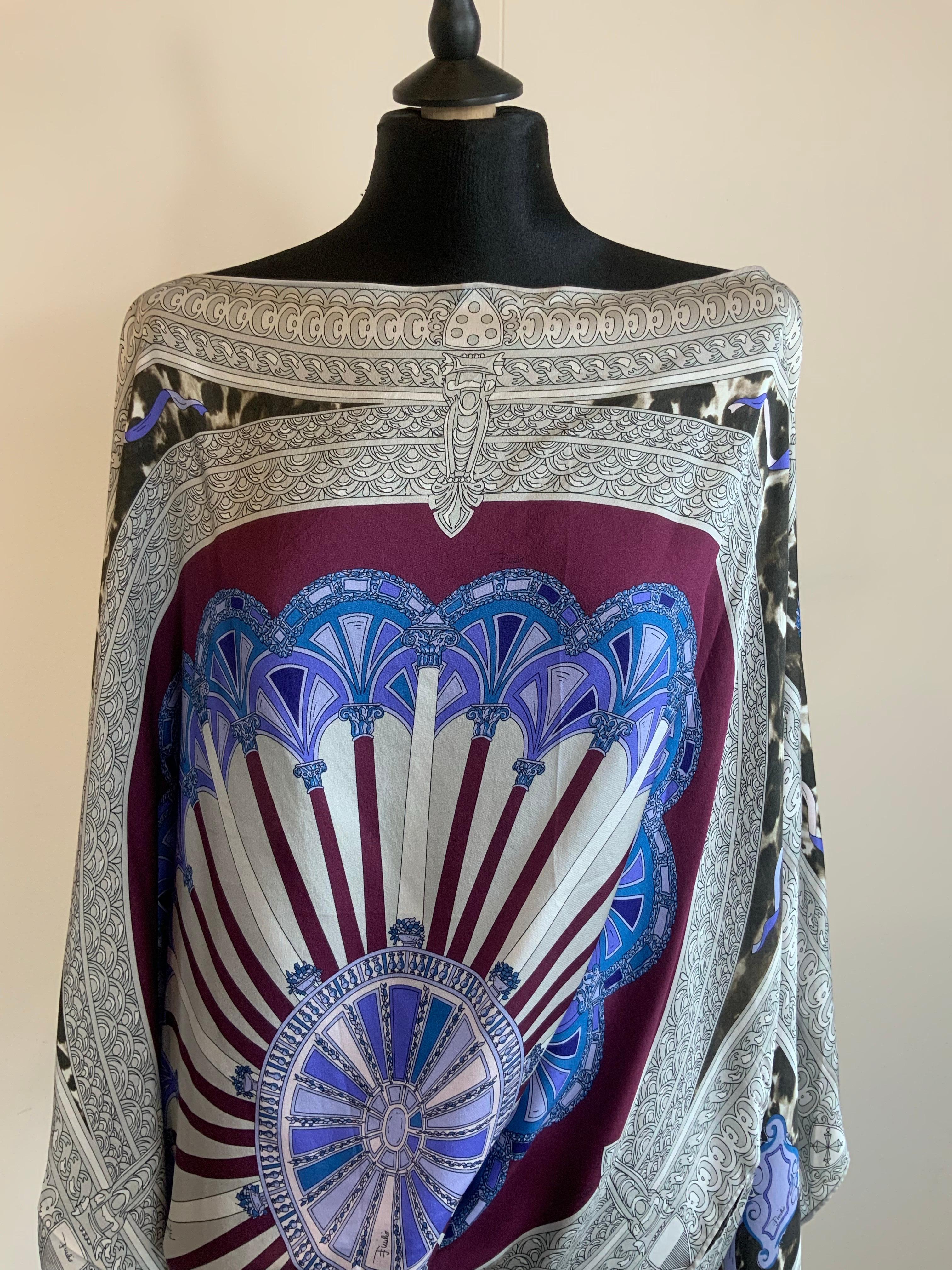 Tunica di Emilio Pucci.
Taglia 44 IT.
Spalla 53 cm.
Lunghezza 72 cm circa.
100% seta.
In ottime condizioni, presenta segni di normale utilizzo e una piccola cucitura lungo la chiusura a bottoni.