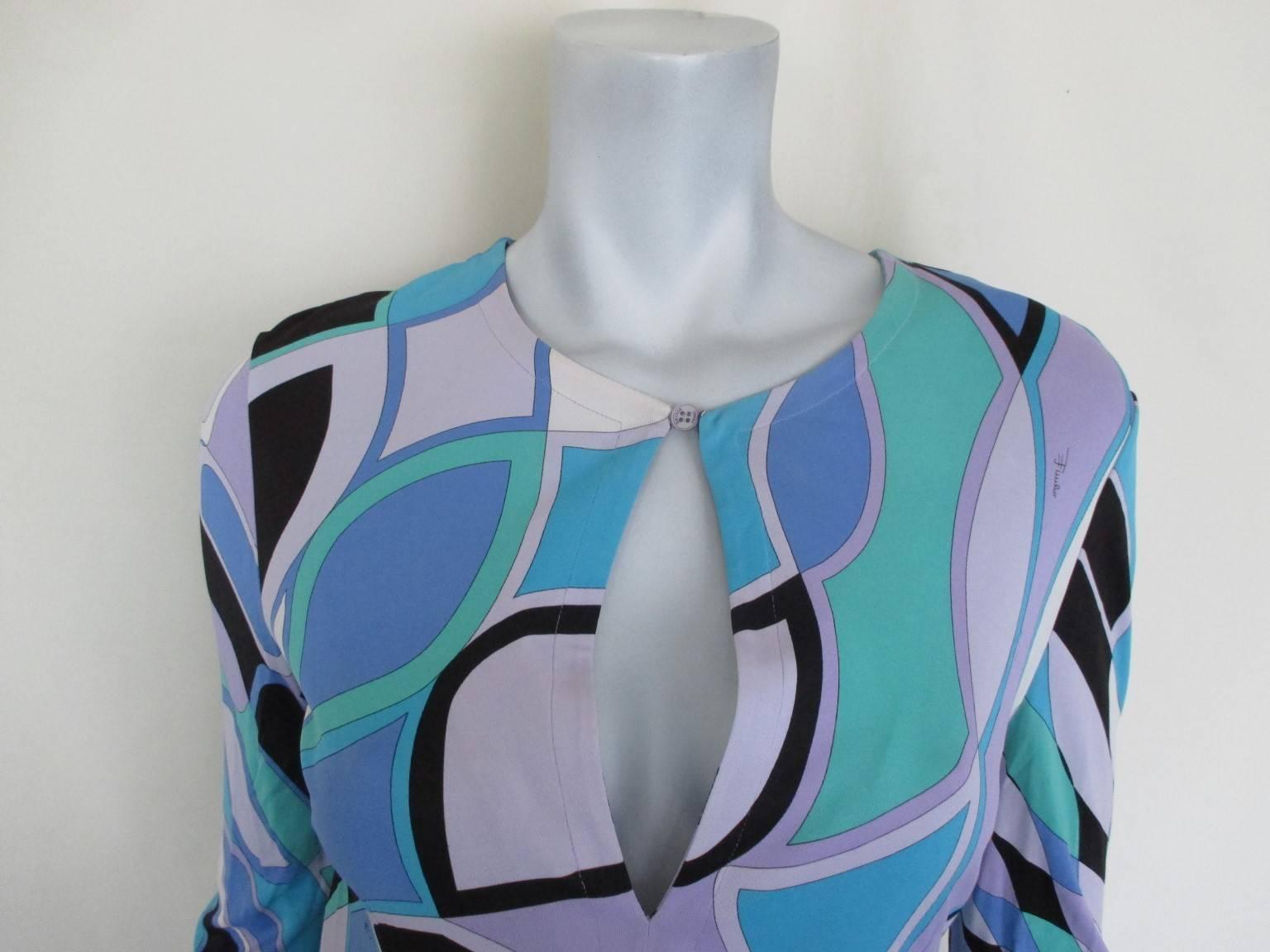 Emilio Pucci 70's style multicolor dress with 2 side splits. 
The collar is opened and can be closed with a button.
100% rayon
very light to wear
In pre-owned condition
Size: US 10/ It 44/ UK 12/ EU 40, see section measurements.

Please note that