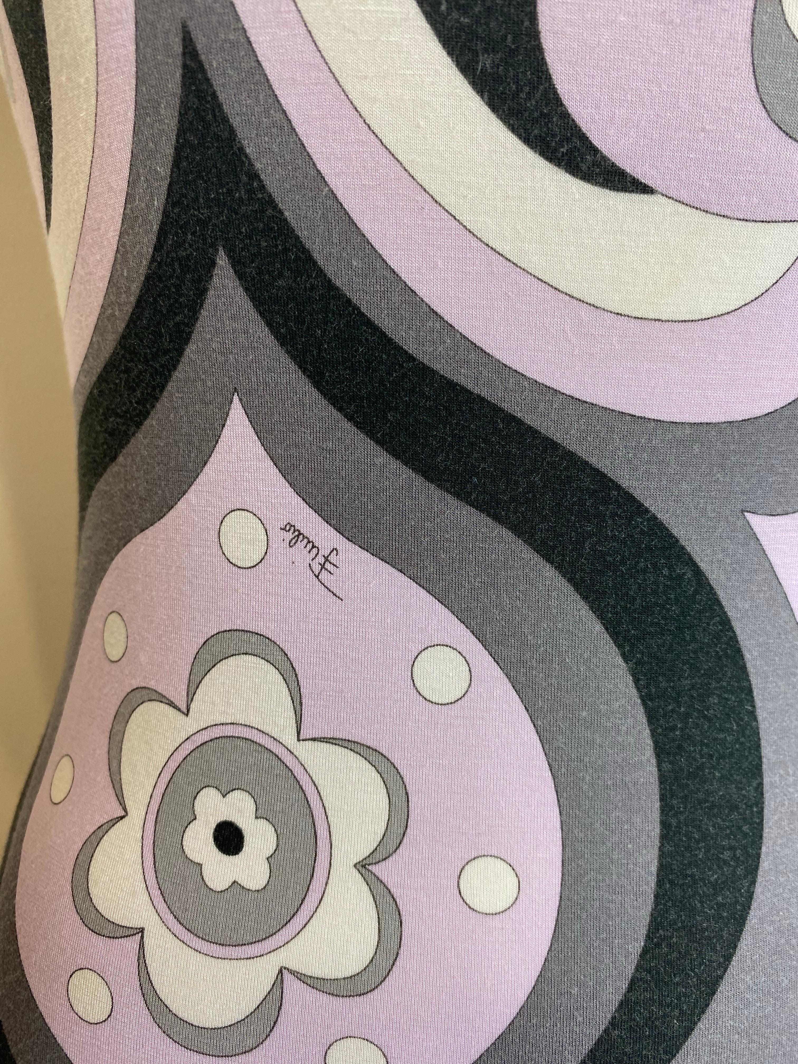 Emilio Pucci Oberteil in Grau- und Rosatönen.
Passt zu einem 36/38 IT.
Taille 32 cm.
Länge 60 cm.
Das Label für die Zusammensetzung ist nicht vorhanden.
Guter Zustand, hat kleine Mängel, wie auf dem Foto gezeigt.