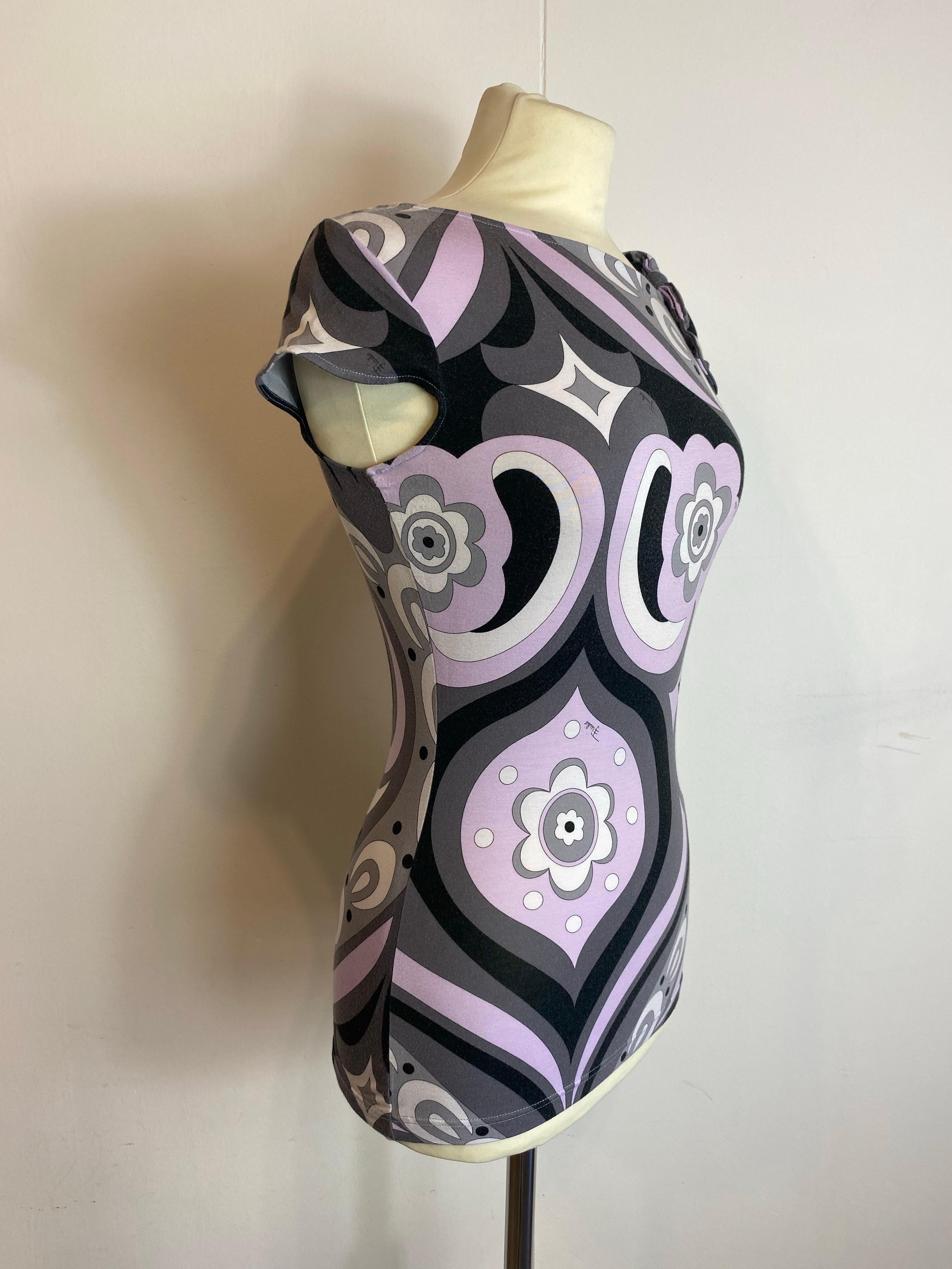 Emilio Pucci Oberteil in Grau- und Rosatönen. 1