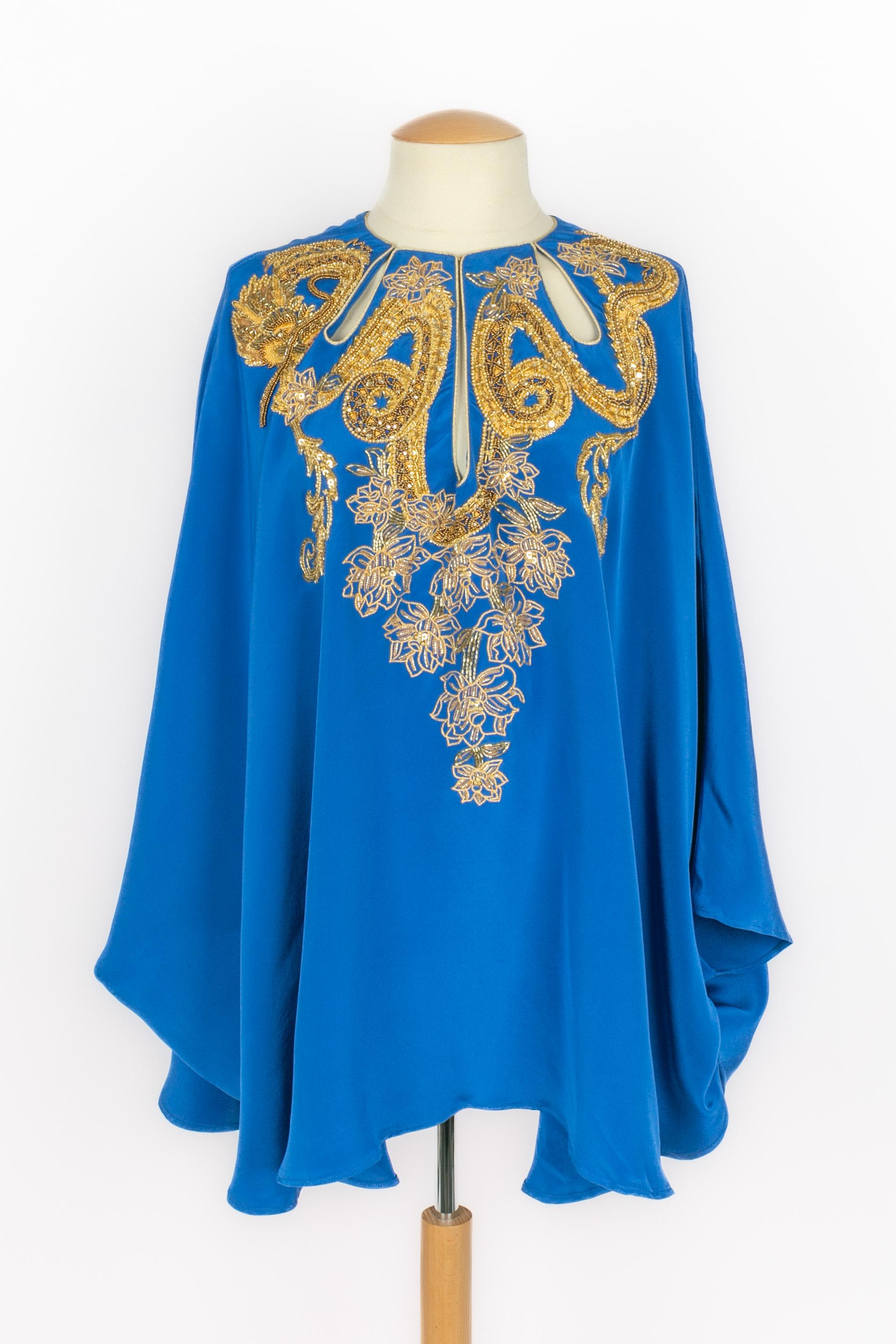 EMILIO PUCCI - (Made in Italy) Blue silk tunic top, round collar with three drop cuts, and embroidered with golden sequins and pearls. Bat sleeves. It fits a single size.

Condition:
Very good condition

Dimensions:
Shoulder width: 50 cm - Length: