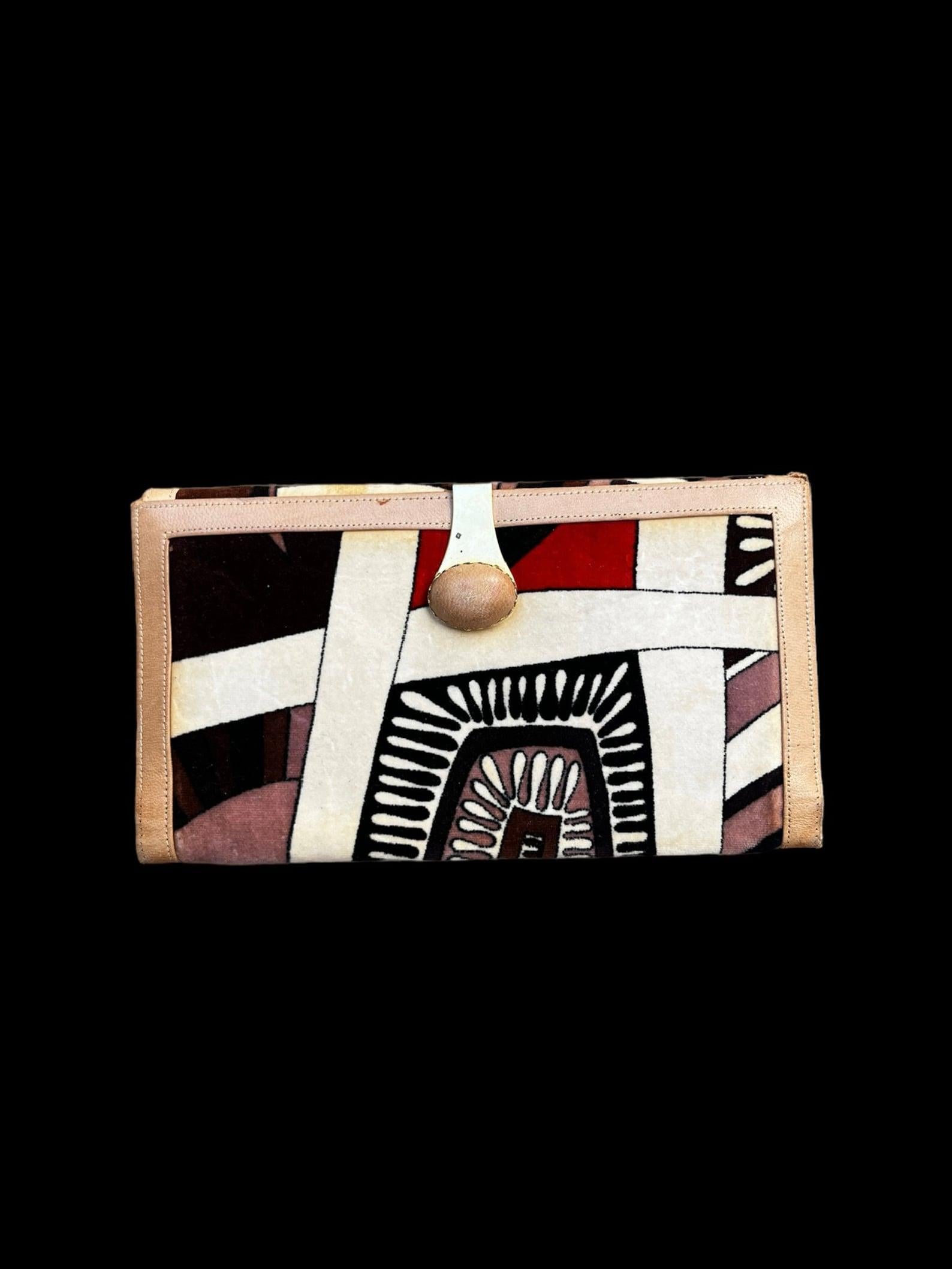 Vintage Emilio Pucci wallet
velveteen multi colored Pucci print
light brown leather
snap closure on one side
gold metal clip closure on the other side

✩ A wonderful piece of fashion history!

Circa 1960s

Markings: Gold stamp Emilio Pucci by Jana