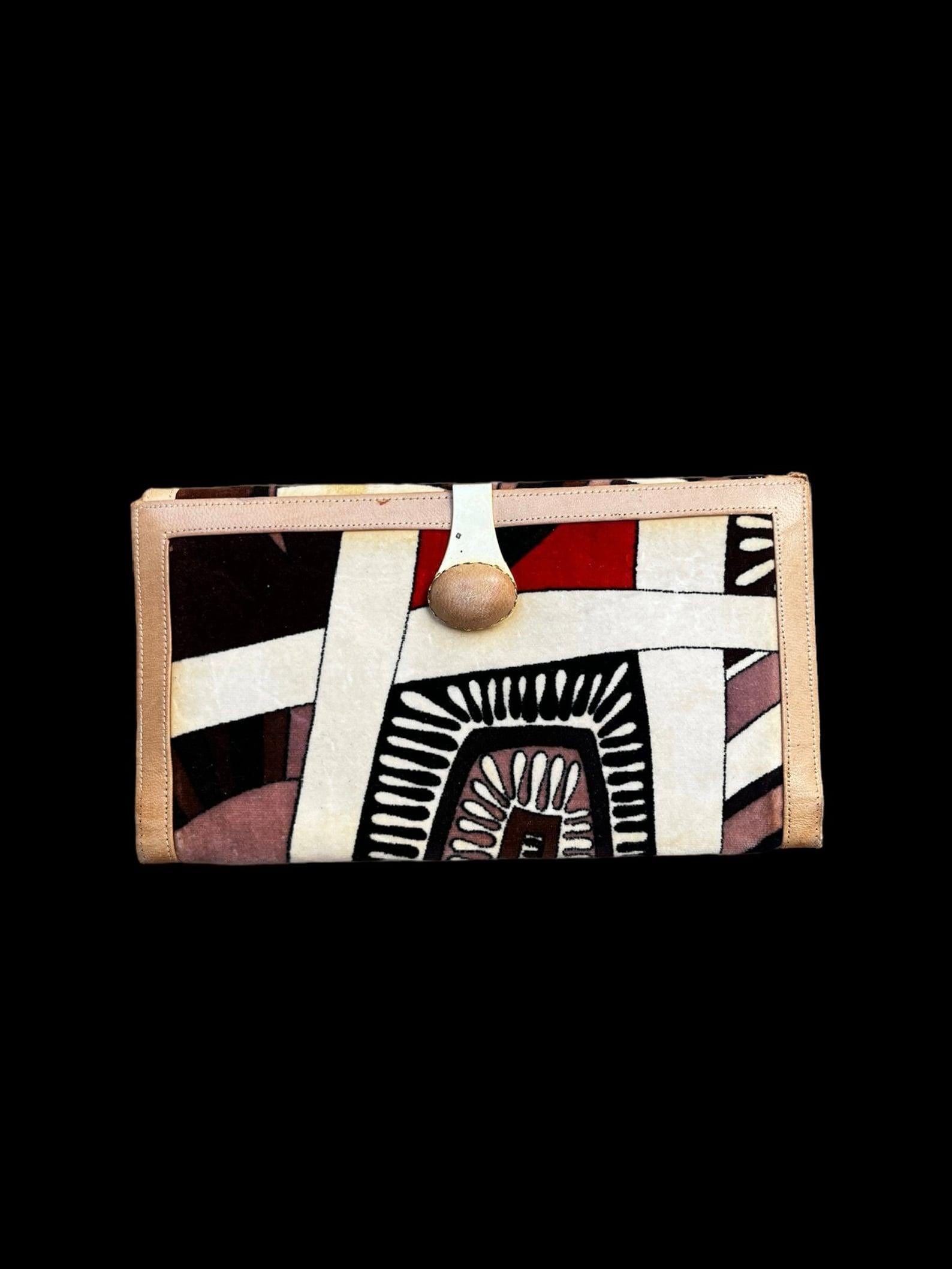 Portafoglio vintage di Emilio Pucci
velluto con stampa Pucci multicolore
pelle marrone chiaro
chiusura a scatto su un lato
chiusura a clip in metallo dorato sull'altro lato

✩ Un meraviglioso pezzo di storia della moda!

Circa anni '60

Marcature: