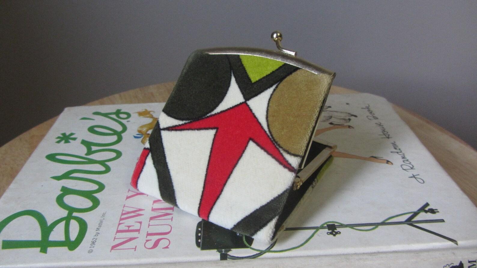 vintage Emilio Pucci coin purse
velveteen multi colored Pucci print 
black, cream, red, green and brown
gold metal frame
black silk faille lining
kiss lock closure

✩ A wonderful piece of fashion history! 

Circa 1960s

Markings: gold stamp Emilio