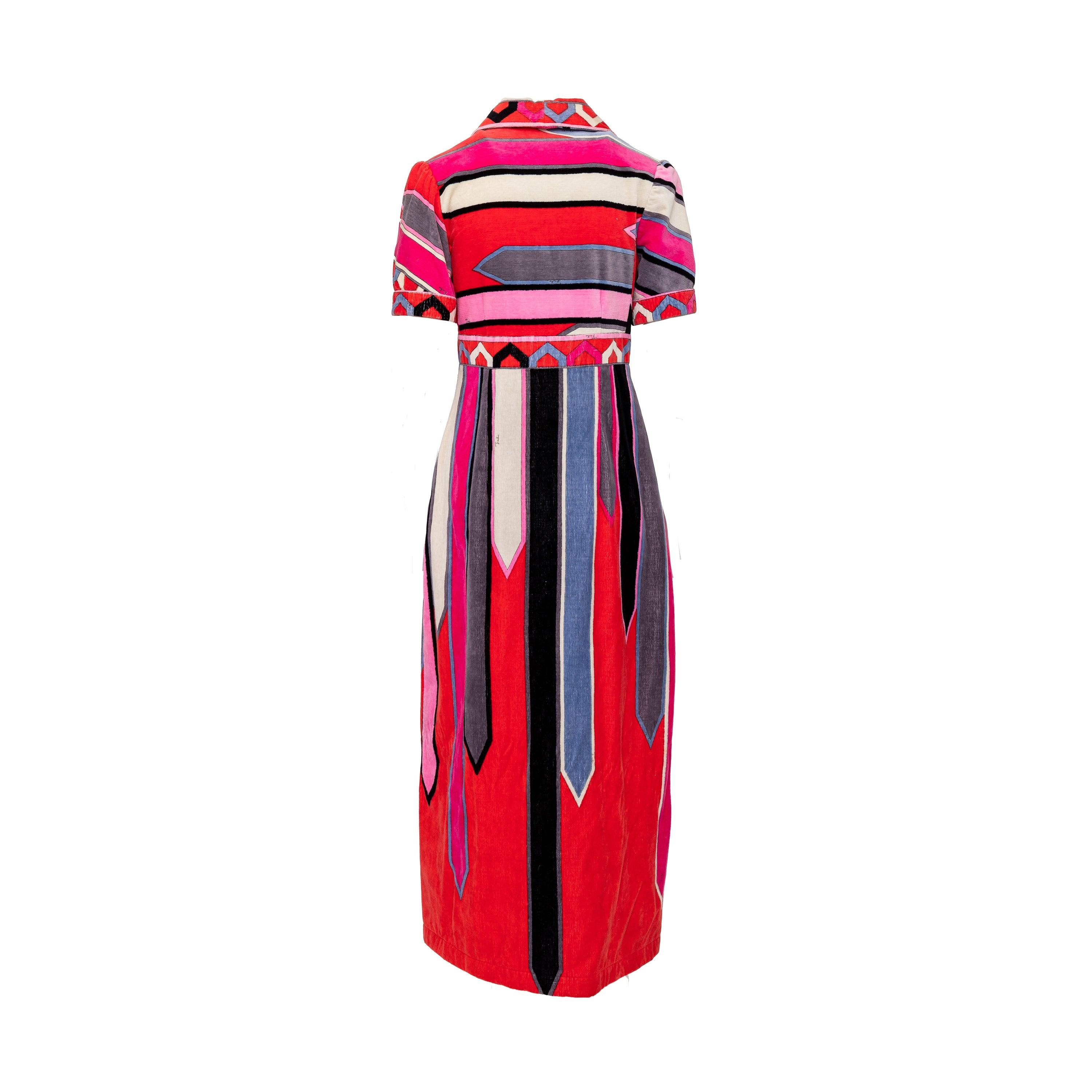 This Emilio Pucci Velvet Dress from the 90s is a vintage inspired piece that exudes luxury. Crafted from plush velvet toile fabric, this dress features a notched lapel collar and short sleeves, adorned with the brand's signature abstract print in