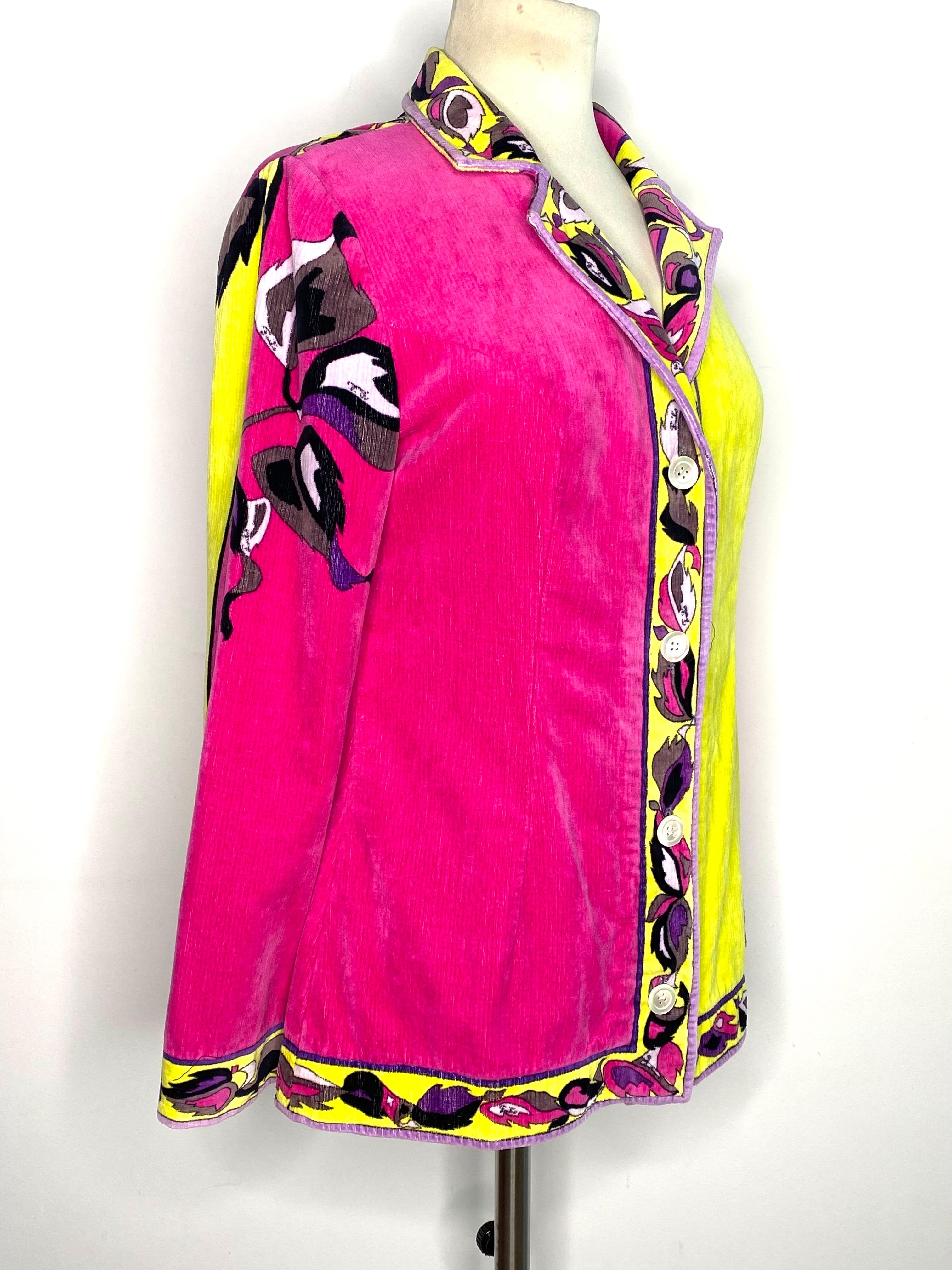 Emilio Pucci Samtjacke um 1970 mit einreihiger Front.
Blumenmuster auf einem leuchtend gelben und rosa Hintergrund.
4 perlmuttfarbene Knöpfe schließen die Jacke.
Etiketten für Größe und Zusammensetzung fehlen, geschätzte Größe 38FR, siehe