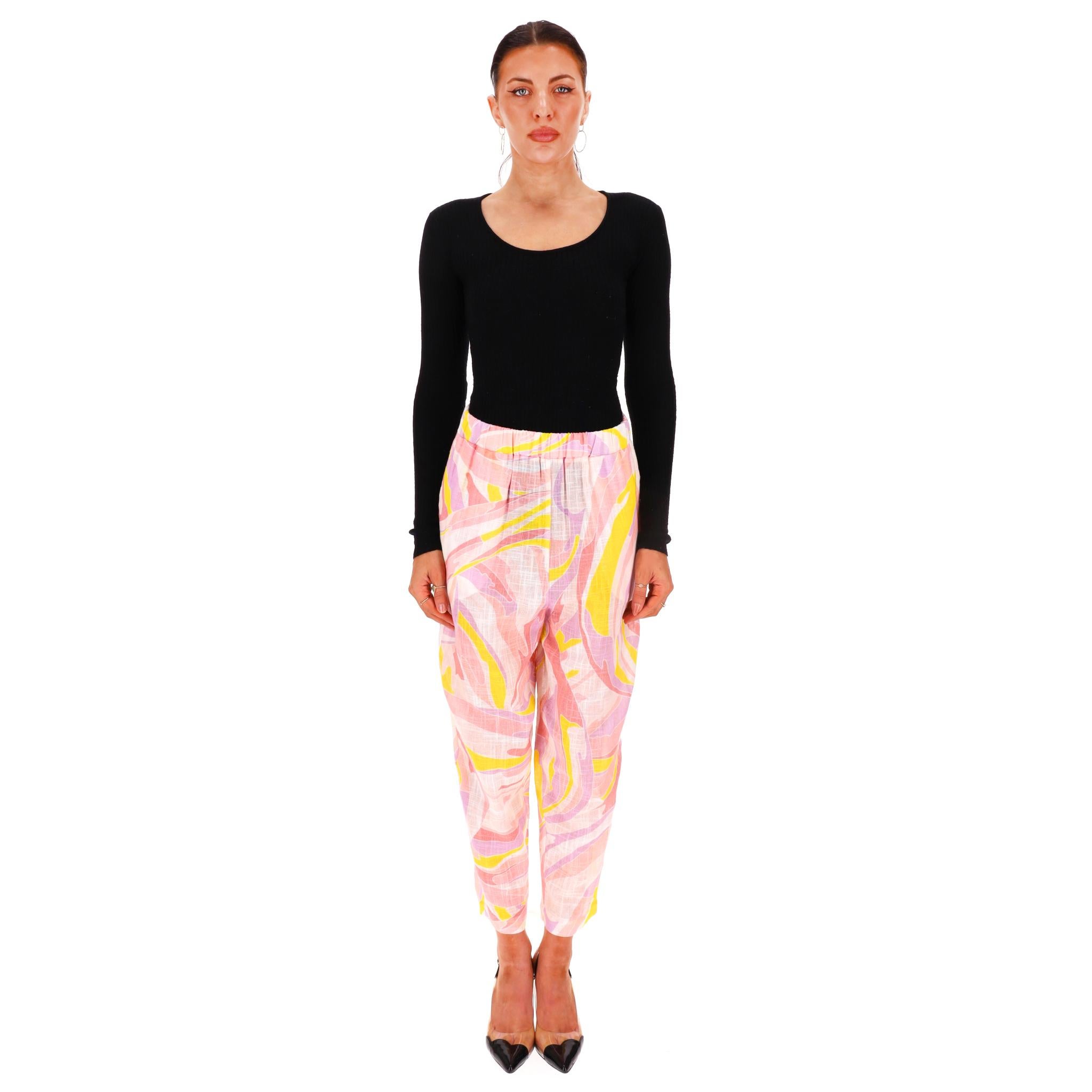 Emilio Pucci Vetrate Print Cropped Cotton Trousers

Multicoloured pastel toned trousers with signature Vetrate print through-out.

Featuring cropped leg, side pockets and elasticated waist.

Rrp Approx. £890

Size - 42IT

Condition - Very