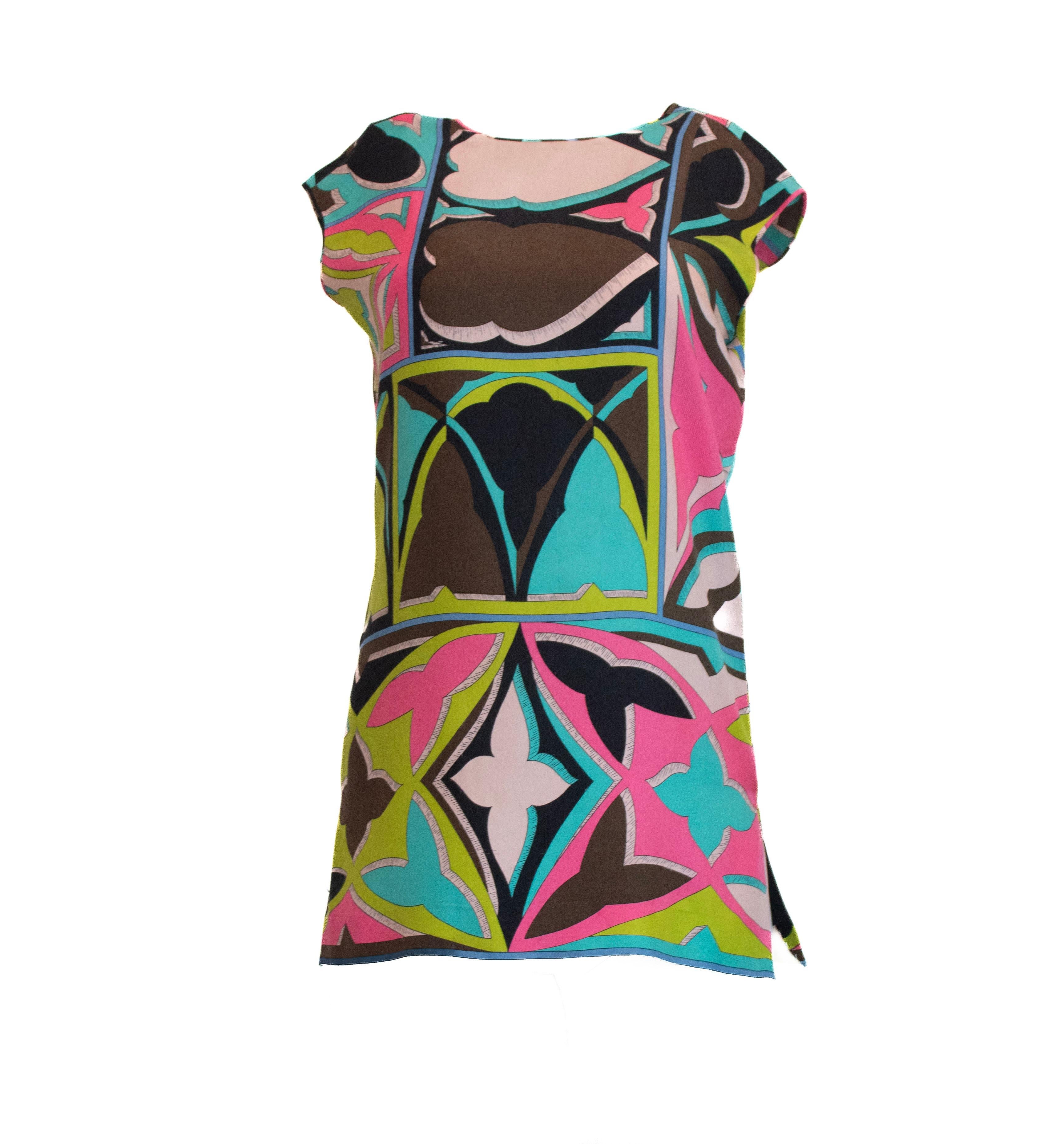 Diese ärmellose Tunika aus Seide im Vintage-Stil von Emilio Pucci aus den 1960er/70er Jahren präsentiert den ikonischen, wiedererkennbaren Print der Marke und ist damit ein auffälliges Statement-Stück. Der leichte Seidenstoff und das lebendige