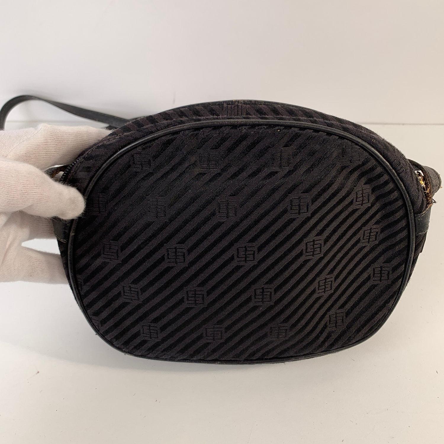 Vintage Emilio Pucci crossbody shoulder bag crafted from black striped canvas with Emilio Pucci monogram pattern. Upper zipper closure. Front open pocket. Signature hardware.'Emilio Pucci - Made in Italy' tag inside





Details

MATERIAL: