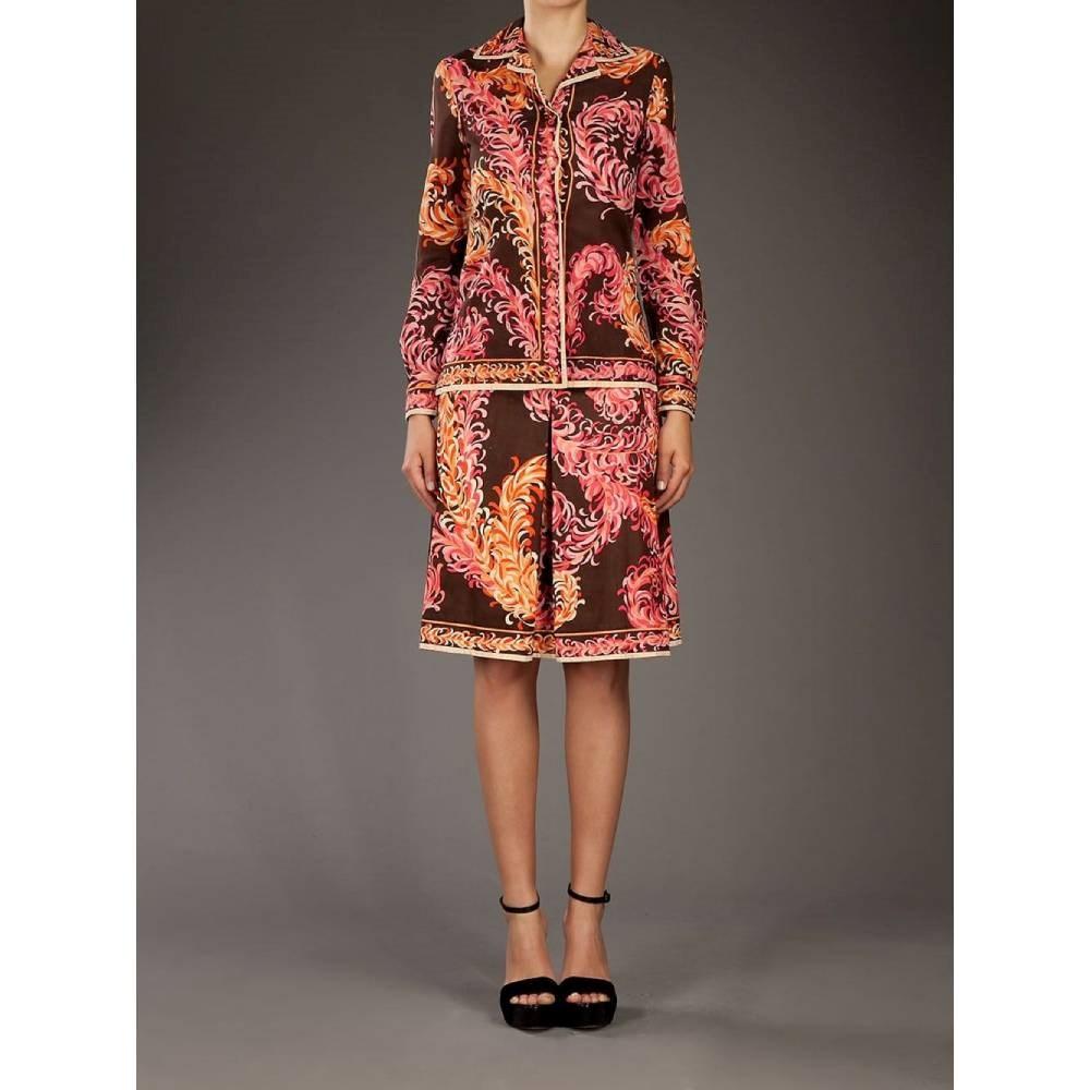 Emilio Pucci brown cotton 70s suit composed by fitted shirt and midi skirt with fuchsia and orange iconic fantasy. Shirt with lapel collar and frontal covered buttons closure, midi skirt with box pleats and side zip closure.

Taglia: 40 IT

Flat