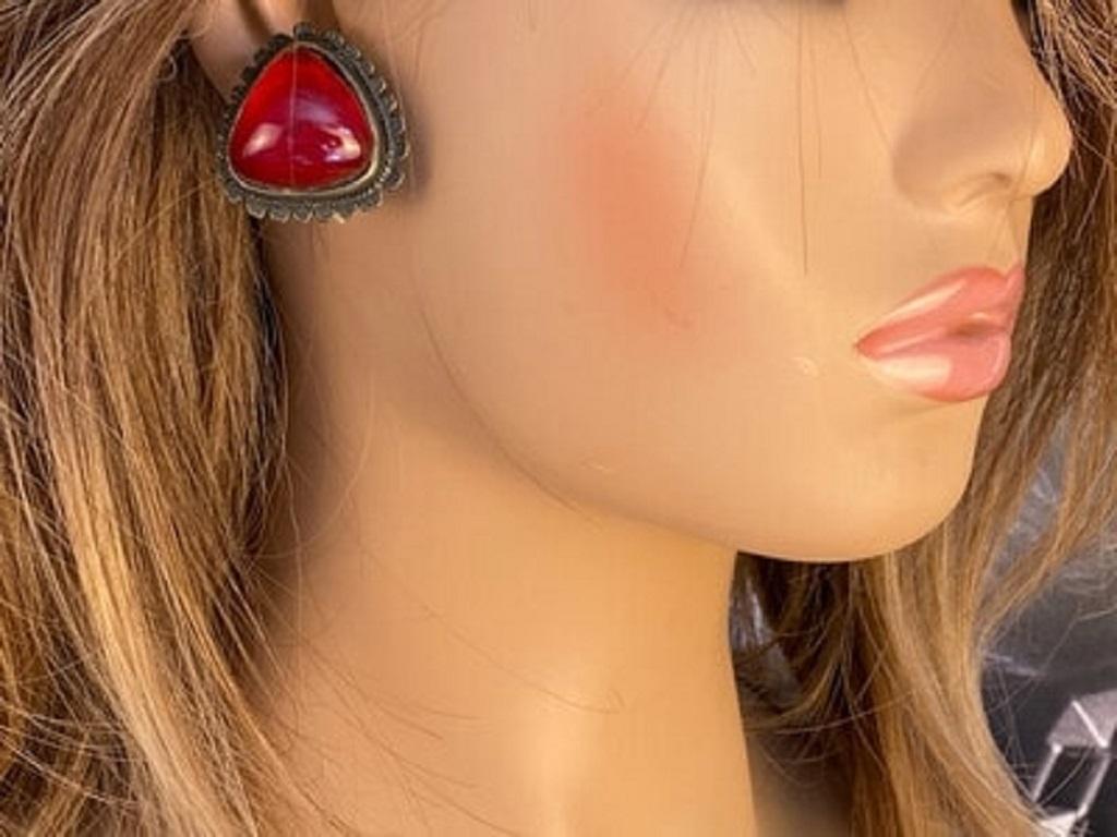 They are bright pair of vintage EMILIO PUCCI earrings with brass and glass paste, 2cm X 2cm.

I am a partner with French experts group , recognized by the PayPal buyer’s protection and by the Ministry of Research in France.)

I can provide a