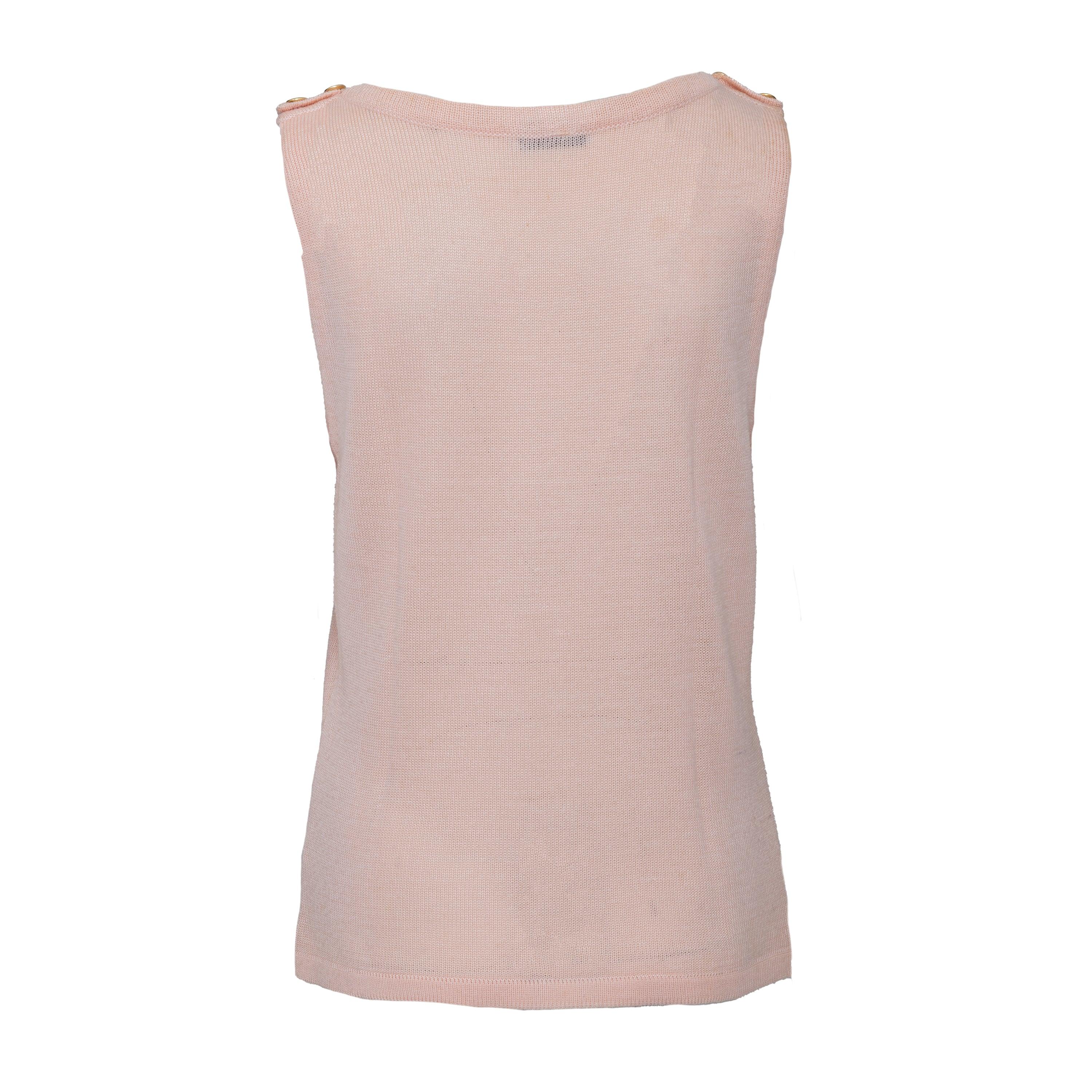 Aggiungi un tocco di charme vintage con questo top a maglia di Emilio Pucci degli anni '70. Realizzato in ramiè, una fibra naturale simile al lino, presenta un delicato colore rosa chiaro. Il design senza maniche con scollo a barca presenta un