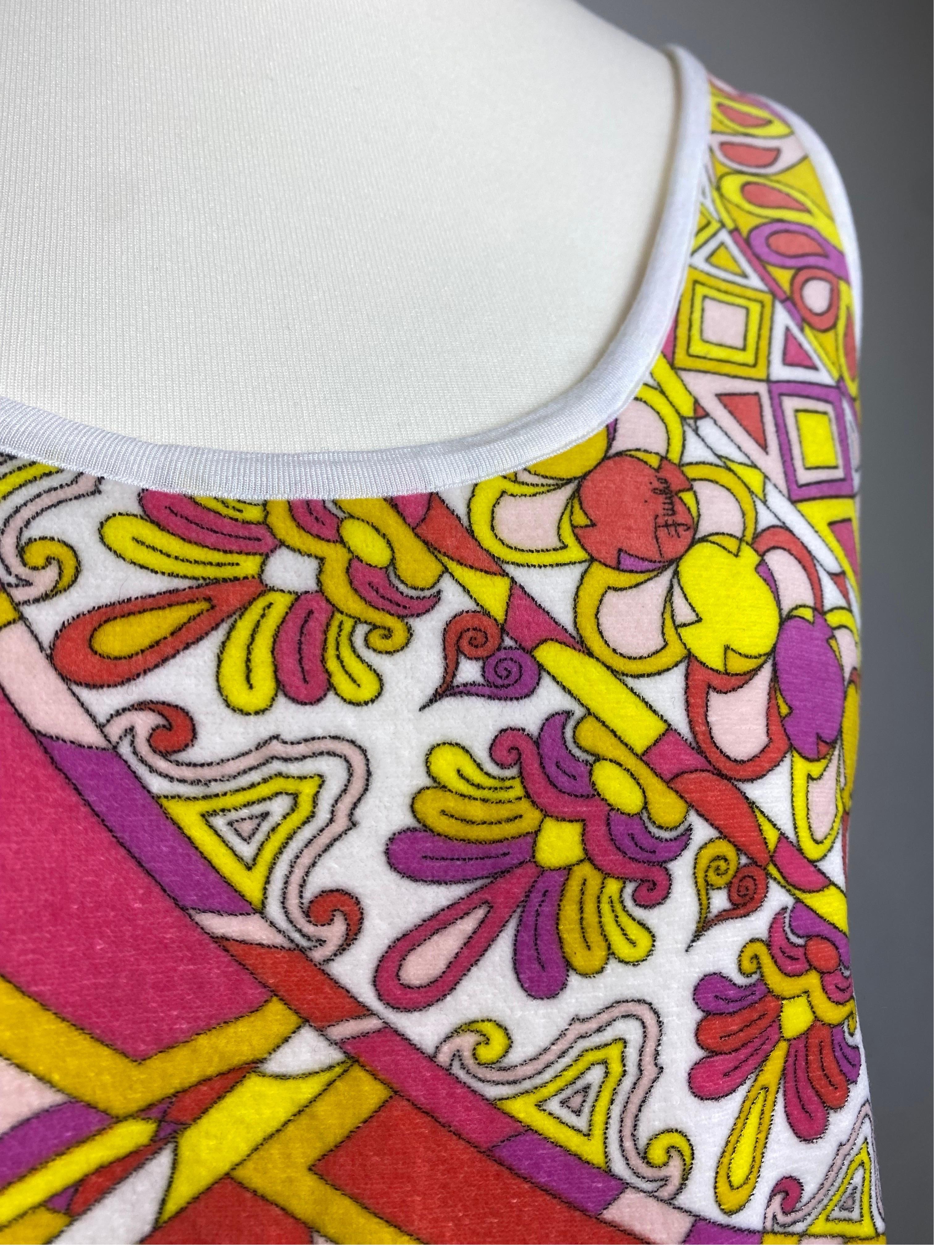 Top Emilio !
Fabriqué en coton et lycra.
Impression et couleurs iconiques de la marque.
Taille avec cordon de serrage.
Taille italienne 44.
Buste 50 cm
Longueur 70 cm
Bon état général, présente des signes d'utilisation normale.
Vintage By.