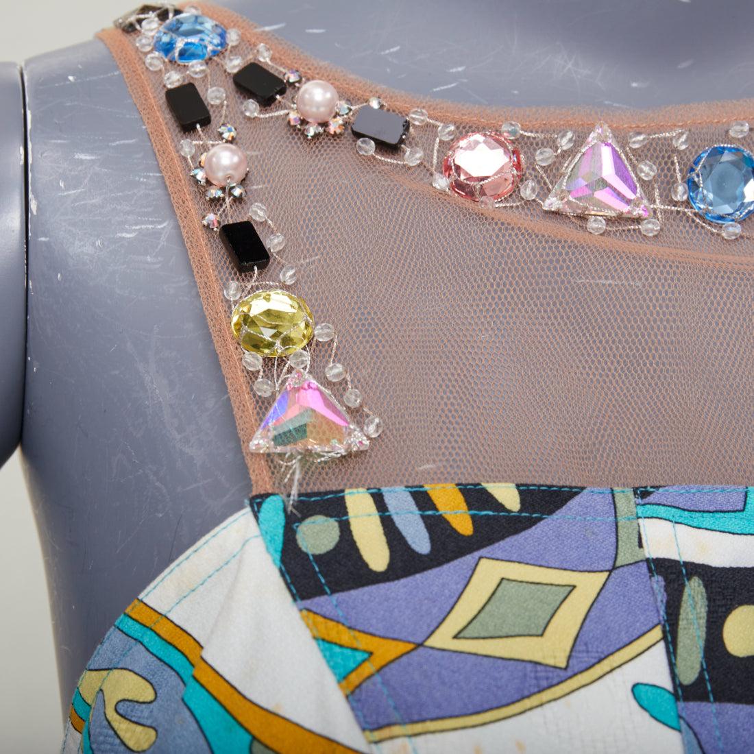 EMILIO PUCCI Vestido vintage con estampado gráfico y cuello de malla con pedrería de cristal IT40 M
Referencia: CC/A00453
Marca: Emilio Pucci
Material: Algodón
Color: Blanco, Multicolor
Patrón: Abstracto
Cierre: cremallera
Detalles adicionales: