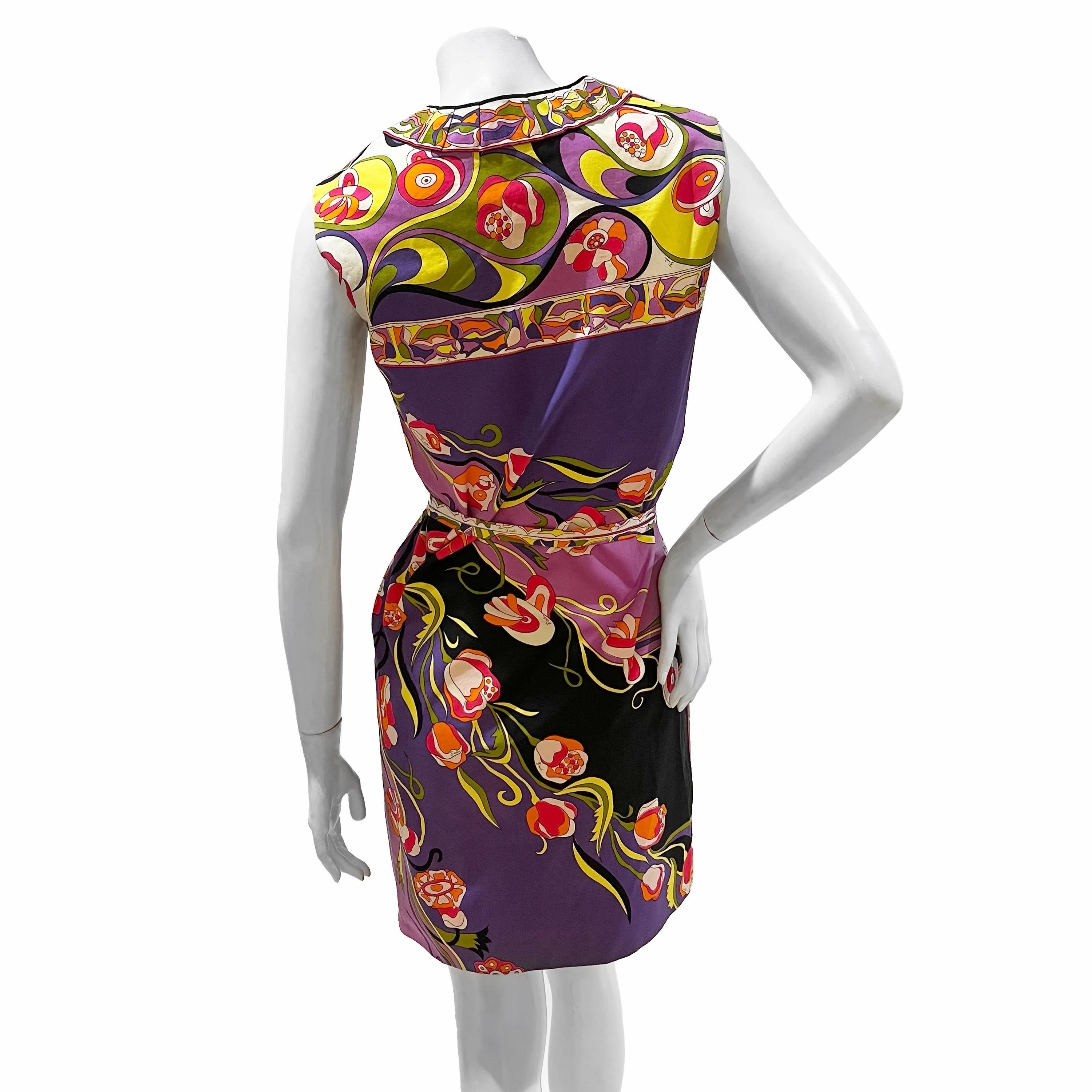 Dettagli del prodotto:
Emilio Pucci - Vestito vintage a turni
Vintage
Circa anni '60 o primi anni '70 
Prodotto in Italia
Scollo a V
Stampa di rose multicolore
Lunghezza al ginocchio
Cintura in tessuto abbinata
Cotone
Cerniera invisibile sul lato