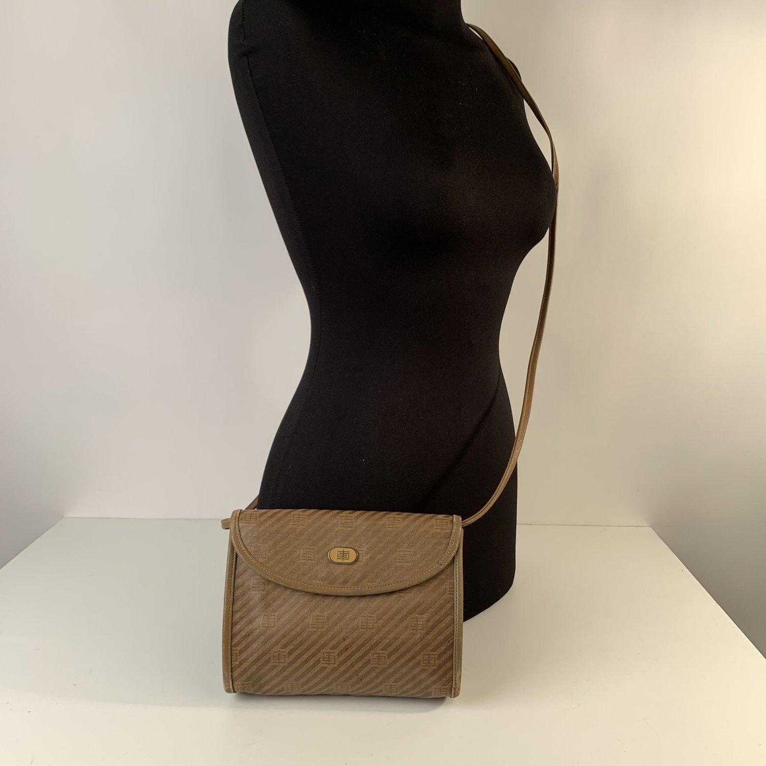 MATERIAL: Vinyl Canvas COLOR: Tan MODEL: Messenger Bag GENDER: Women SIZE: Small Condition Gently used. Some light wear of use - Some wear of use on leather trim (especially on bottom corners). A brown mark on canvas on the front. A couple of small