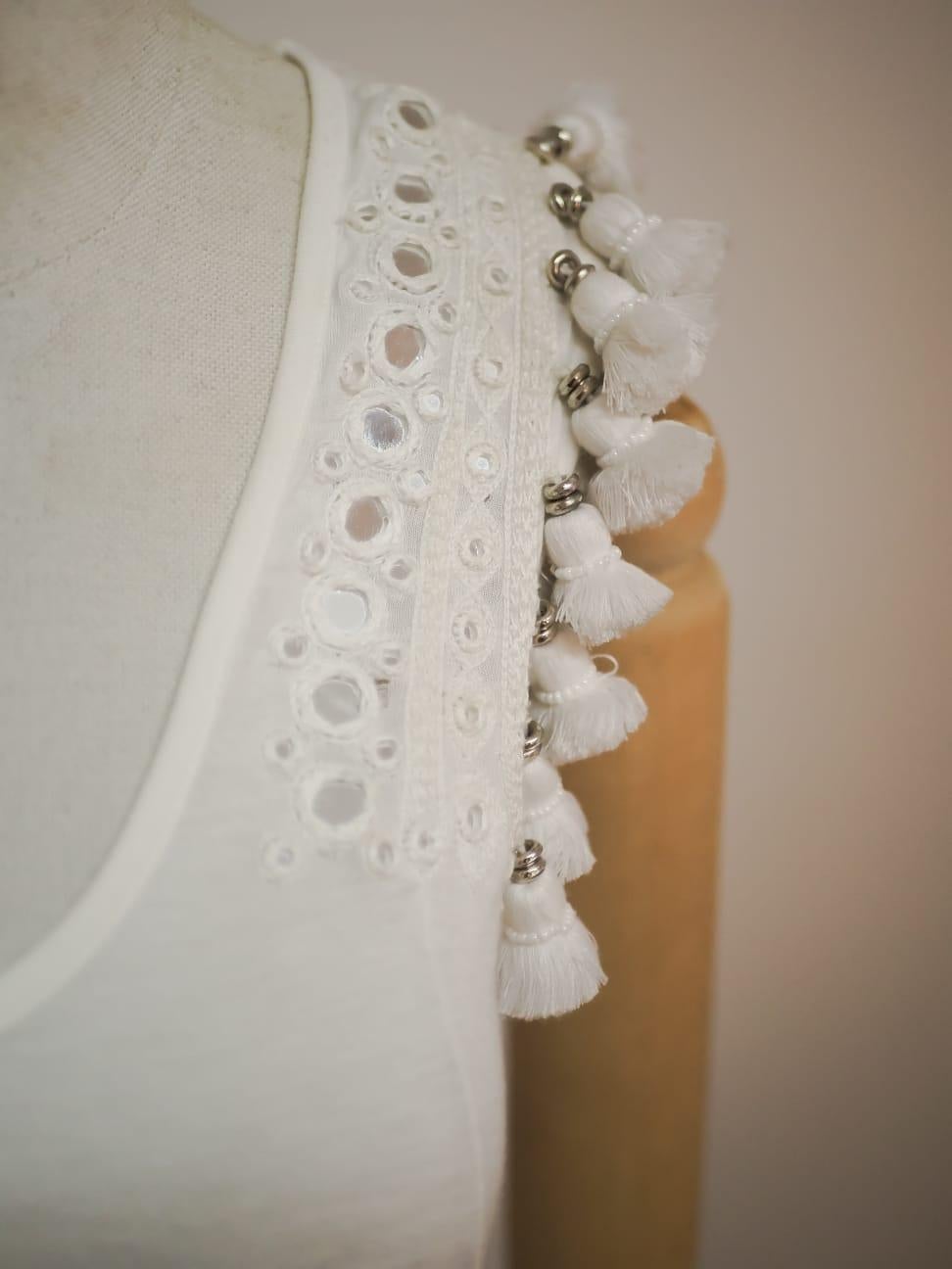 Robe blanche Emilio Pucci
entièrement fabriqué en Italie et orné de clous
taille petite à moyenne