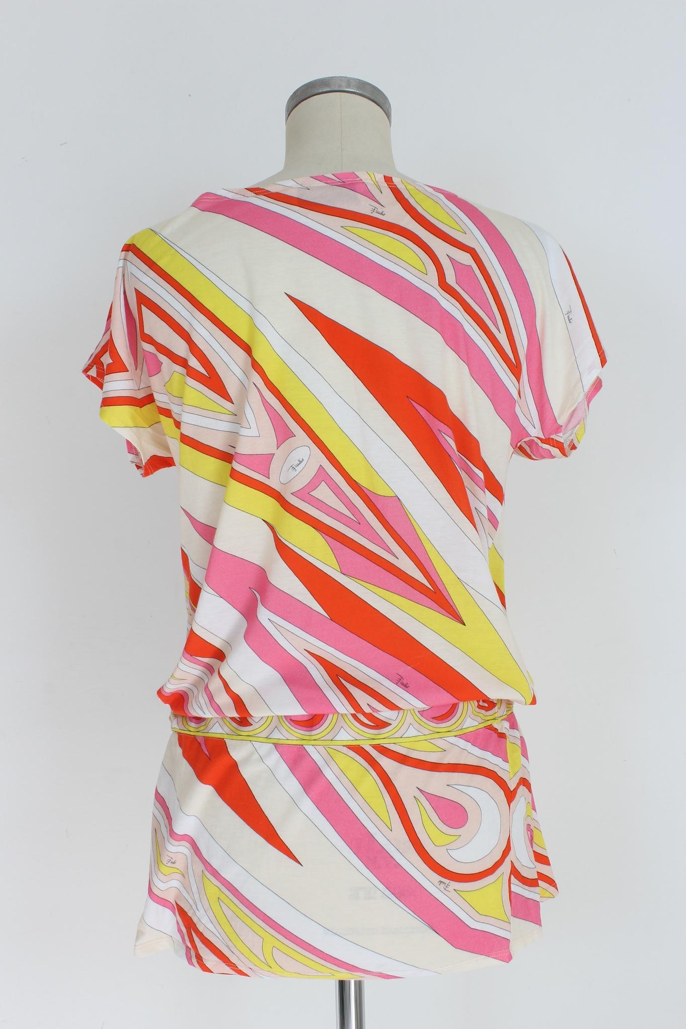 Emilio Pucci vintage 90s casual long t shirt. White, pink and orange color with typical pattern of the fashion house. Elastic waist, 100% cotton fabric. Made in Italy.

Size: M

Shoulder: 44 cm
Bust/Chest: 51cm
Sleeve: 12 cm
Length: 72 cm
Vita: 42 cm