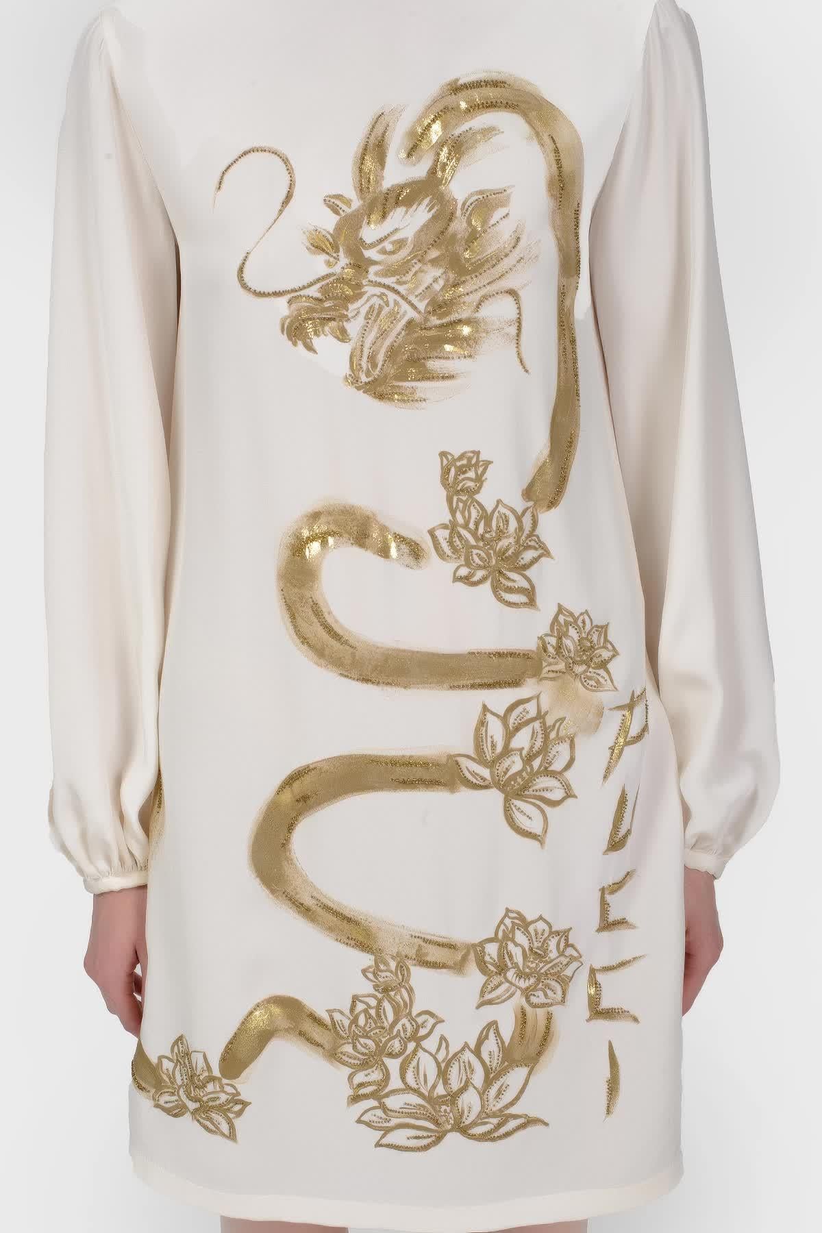 Emilio Pucci Vestido de Seda Blanco con Dragón Dorado 

Color: Blanco

Longitud de la manga 61 cm

Composición: 100% seda

Línea A

Cuello alto

Cierre de botón con la marca en la parte trasera

Recorte dentado en la espalda

Talla: IT - 40, US -