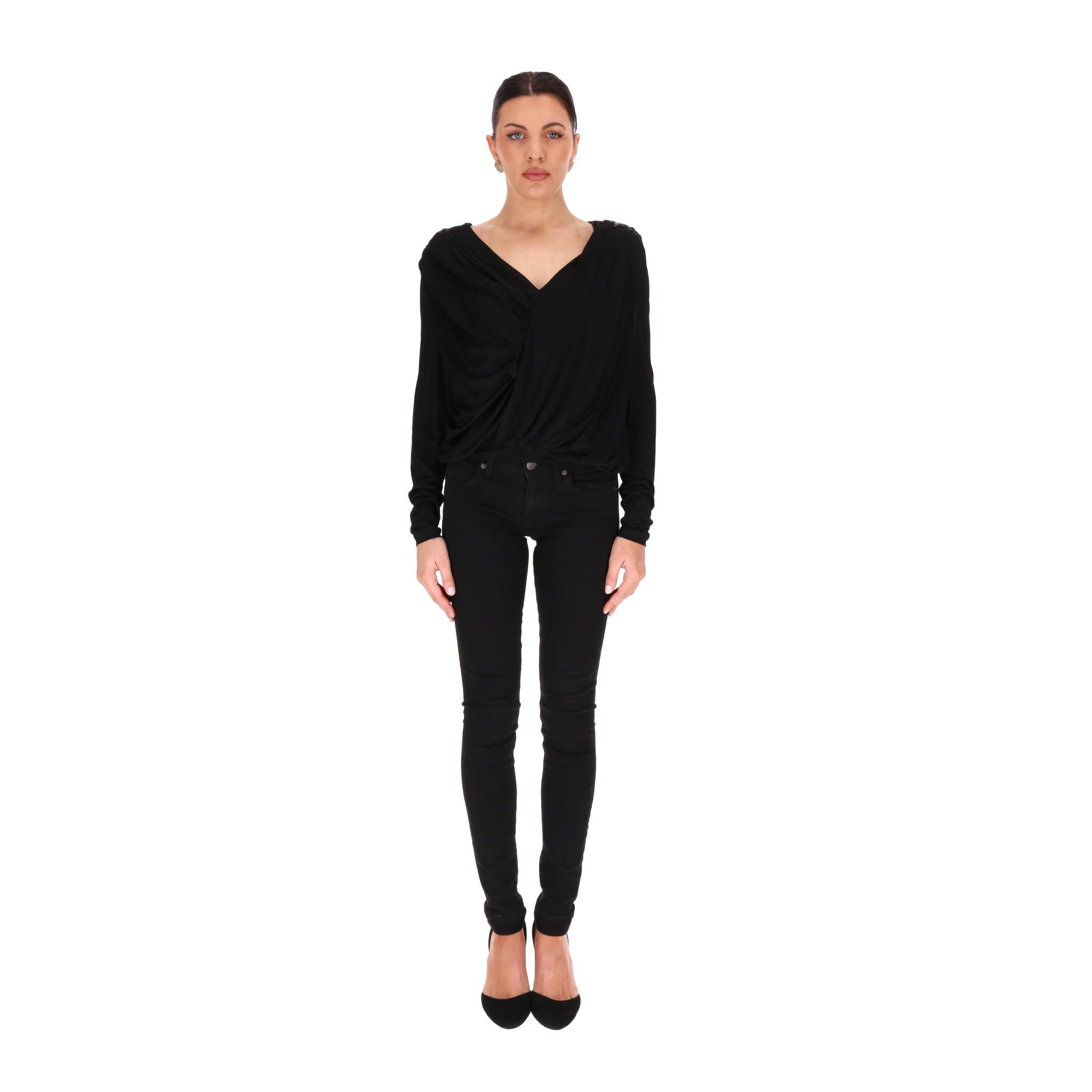 Emilio Pucci Wrap Beaded Star Embellished Top

Schwarze Bluse mit Wickeloptik und Plissee-Detail auf der Vorderseite.

Mit perlenbesetzter Sternverzierung an der Schulter, V-Ausschnitt und langen Ärmeln.

Preis ca. £700

Größe - 44IT  

Condit -