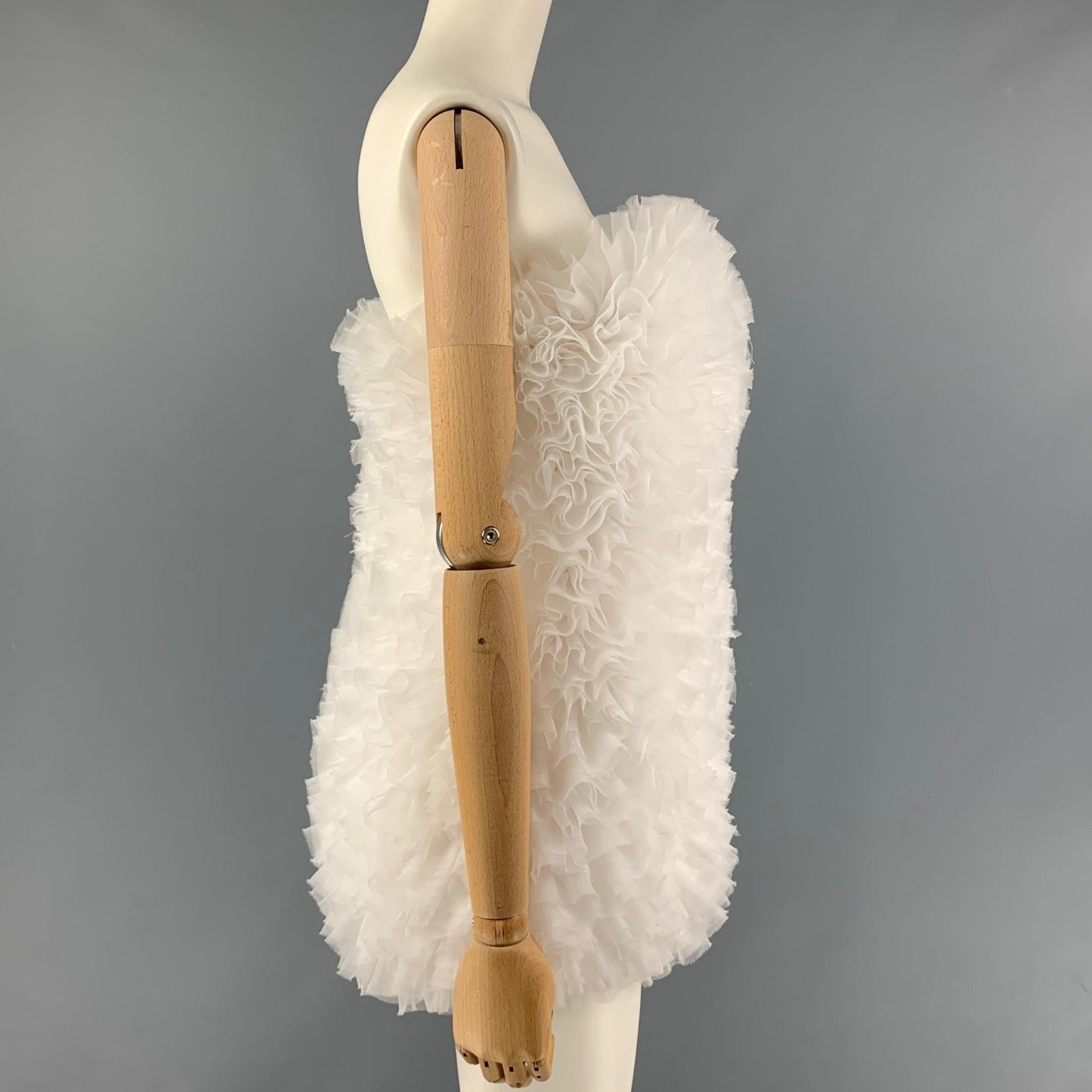 Le body EMILIO PUCCI x TOMO KOIZUMI se compose d'un mélange de polyester et de tulle blanc à volants et d'une doublure en satin imprimé Vetrate d'Emilio Pucci. Il présente un motif de tulle tourbillonnant arrangé, des détails de crochets et de