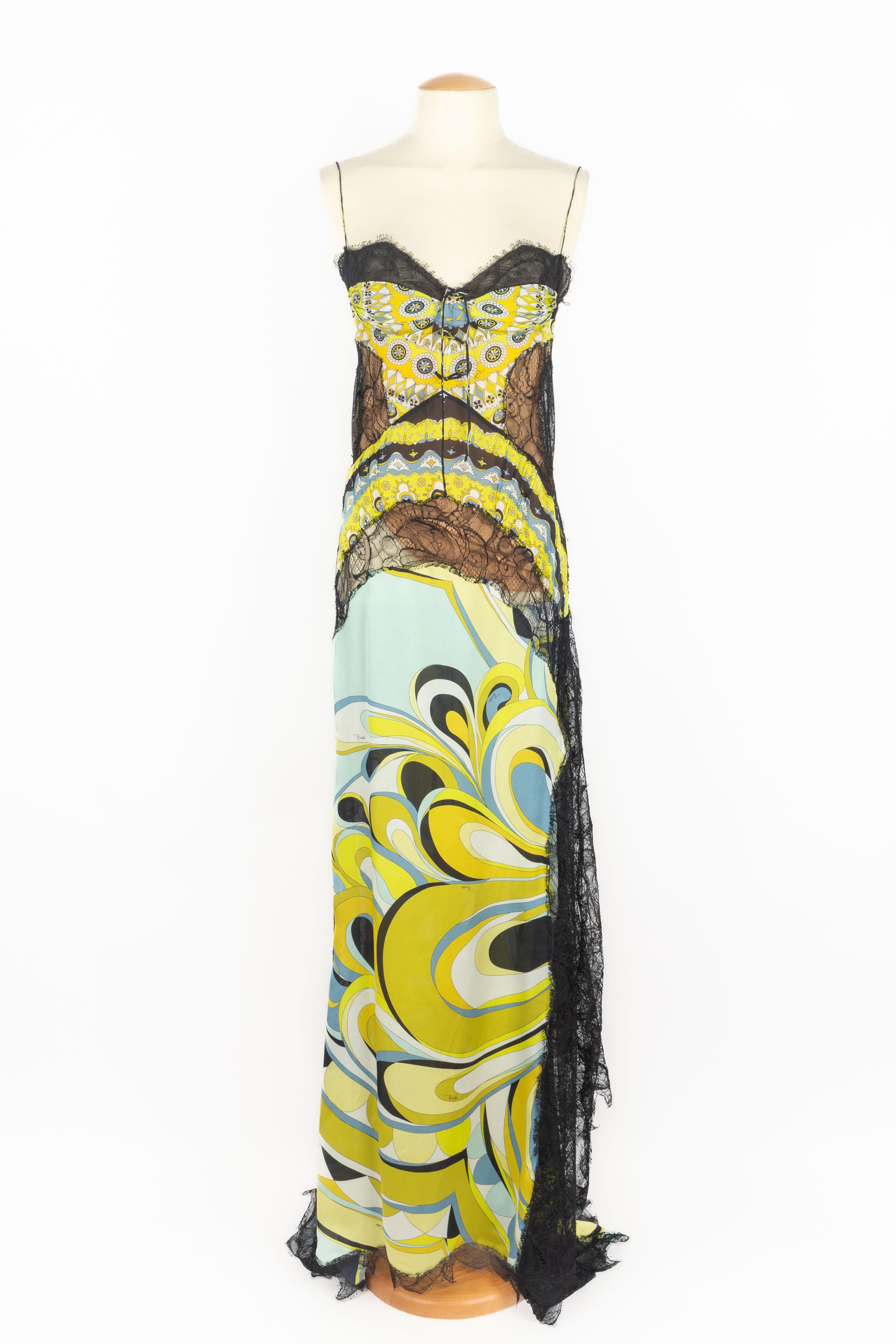 EMILIO PUCCI - (Fabriqué en Italie) Robe en soie à motif psychédélique dans les tons verts, jaunes, bleus et noirs, et ajourée de dentelle noire. Taille 38FR indiquée. Collectional printemps-été 2012 sous la direction artistique de Peter