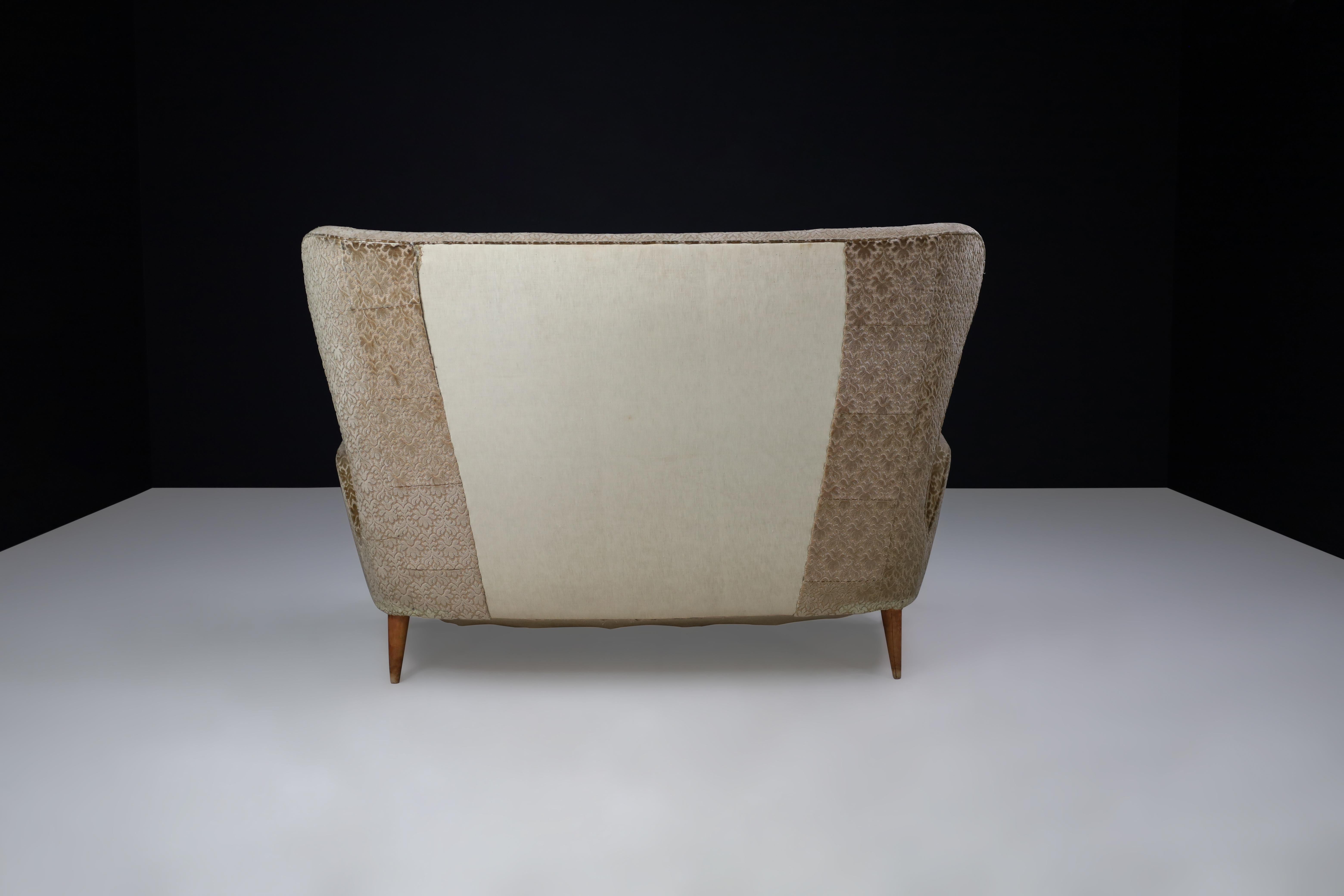 Emilio Sala and Giorgio Madini, Sofa with Tapered Wooden Legs Italy, 1950s For Sale 1