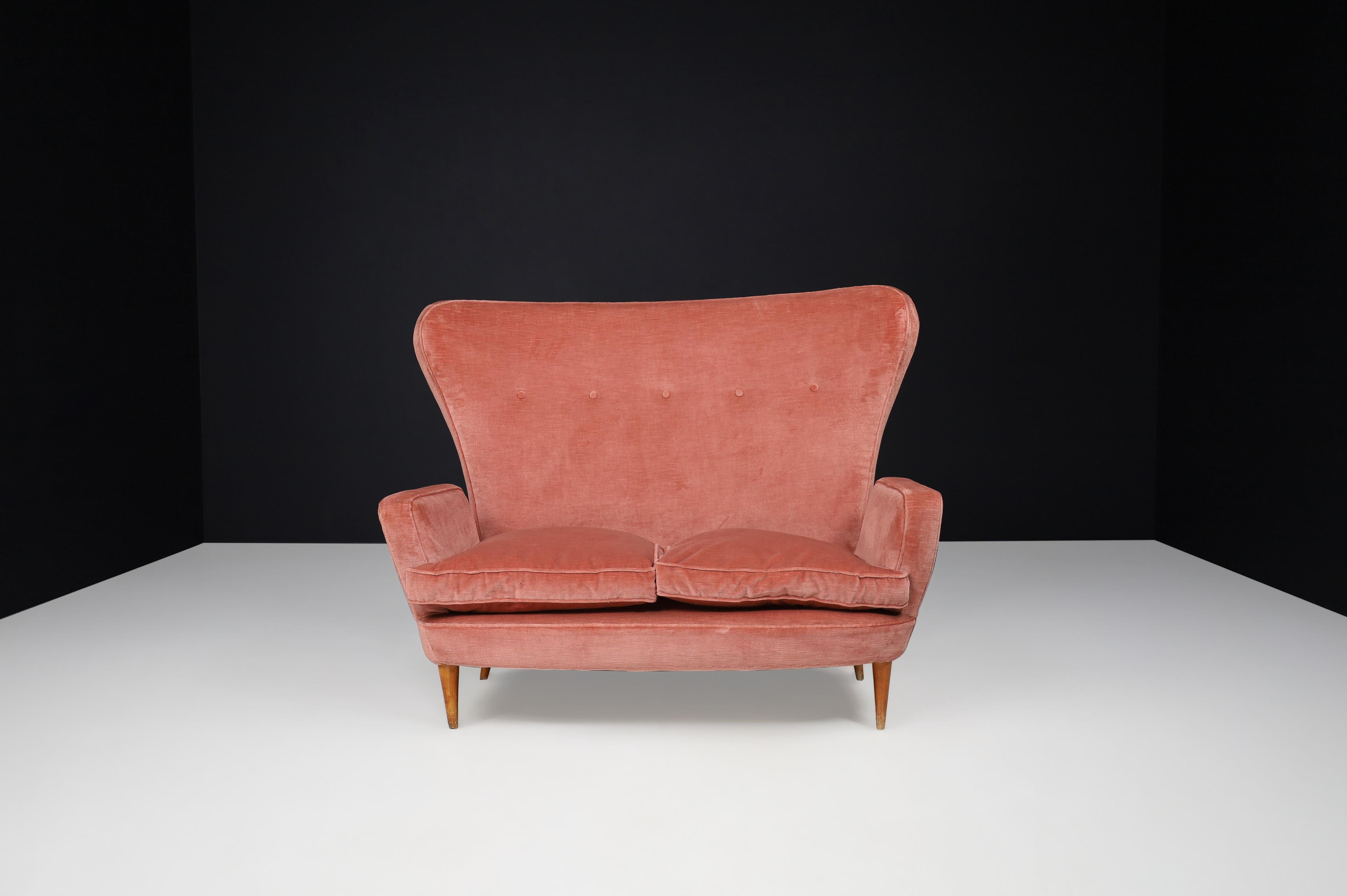 Emilio Sala und Giorgio Madini, Sofa mit konisch zulaufenden Holzbeinen, Italien, 1950 im Angebot 3