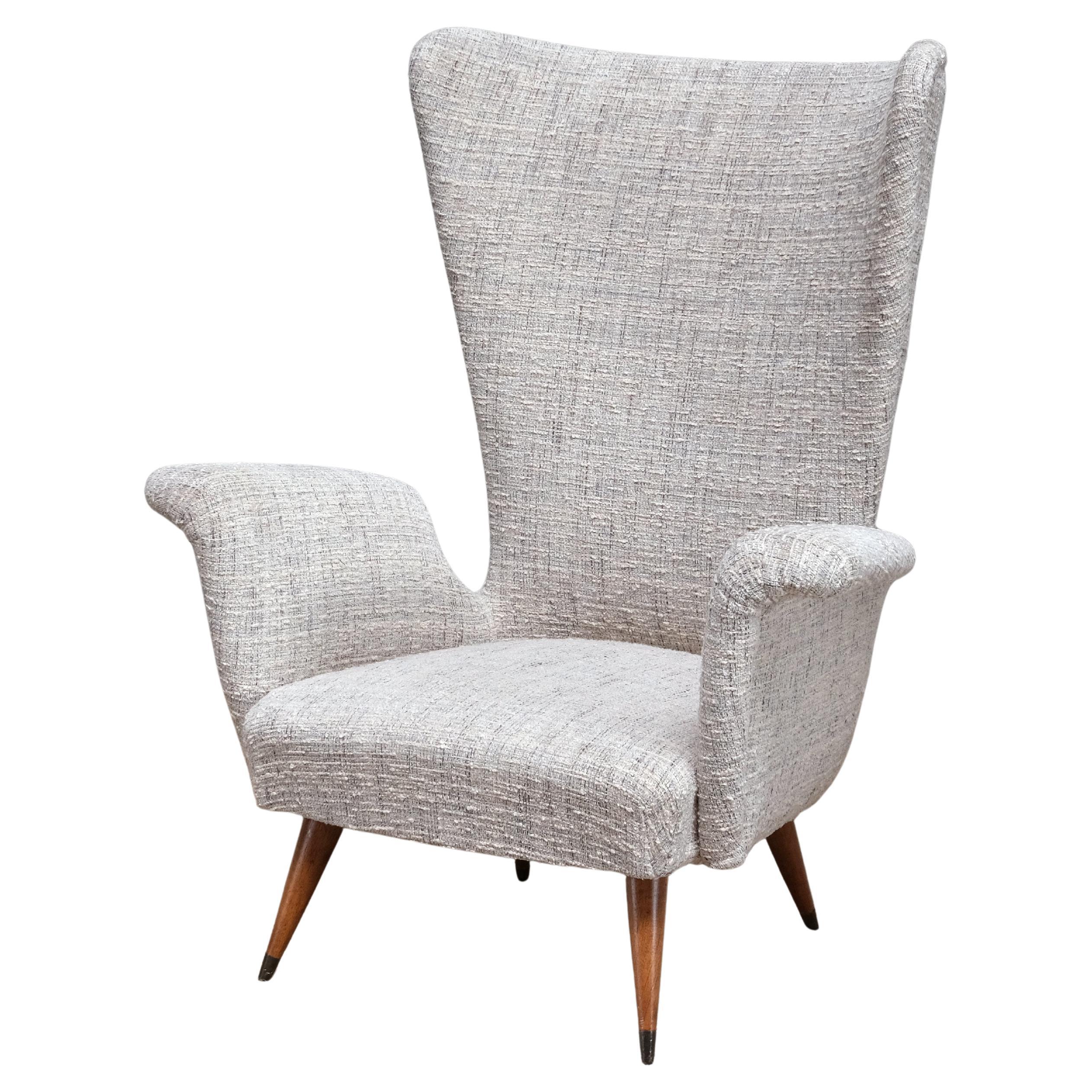 Chaise à oreilles Emilio Sala 
Giorgio Madini en tweed Nobilis, noyer, Italie, années 1950