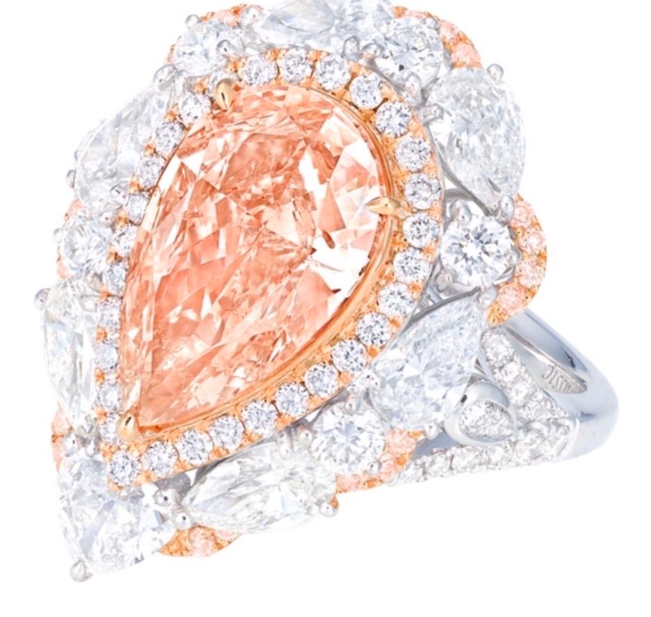 Mit einem ganz besonderen zertifizierten 3-Karat-Diamanten in der Mitte, der von GIA zertifiziert wurde und ein natürliches Fancy-Rosa aufweist. Rosa ist laut GIA die Grundfarbe und Orange ist der Oberton. Handgefertigt im Emilio Jewelry Atelier,