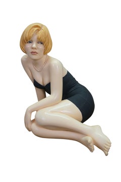 Emily Kaufman « Nya » : statue artistique représentant une femme blonde en résine, robe de cocktail, 23"