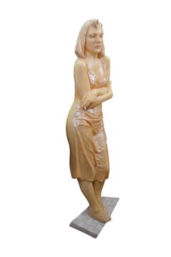 Emily Kaufman «Solitaire»: escultura de resina para colgar en la pared de una mujer fumando un cigarrillo, 54"