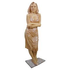 Emily Kaufman «Solitaire»: escultura de resina para colgar en la pared de una mujer fumando un cigarrillo, 54"
