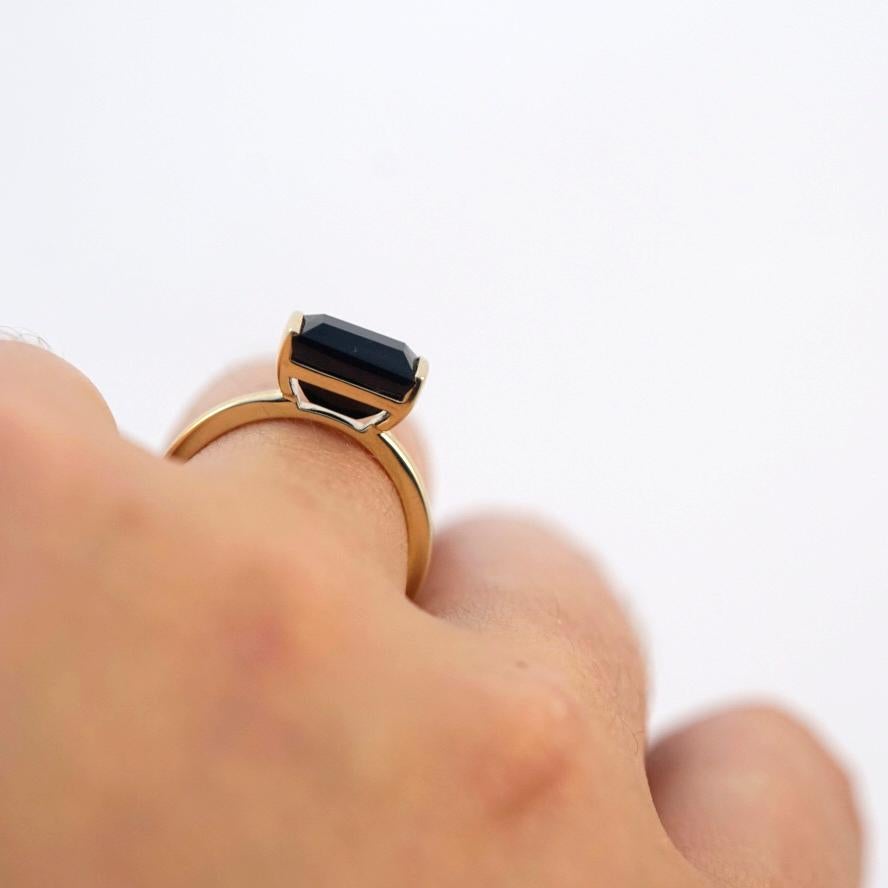 Emily Kuvin Ring aus 14 Karat Gelbgold mit schwarzem Onyx (Zeitgenössisch) im Angebot