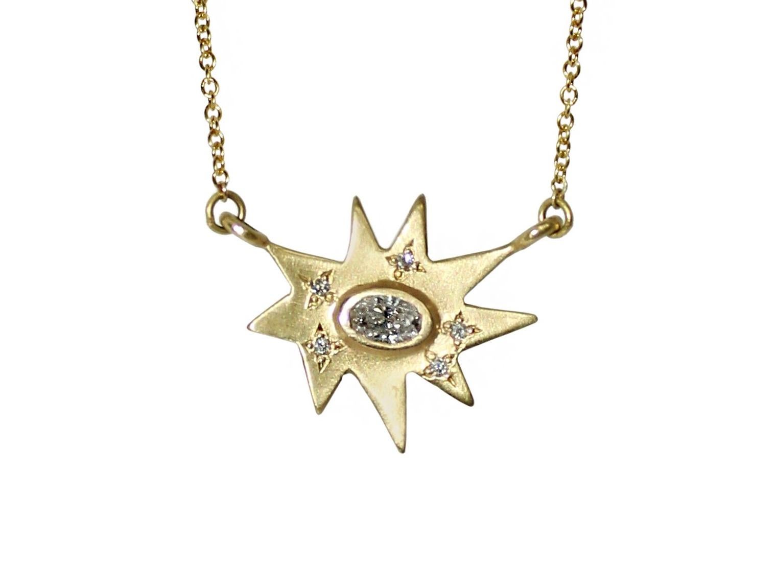 Ajoutez un peu d'éclat ! Classique, contemporaine et étonnante. Notre collier Stellina en forme d'étoile organique en or jaune mat est orné de notre signature en poussière de diamant et d'un superbe diamant de 0,25 ctw au centre. Suspendue à une