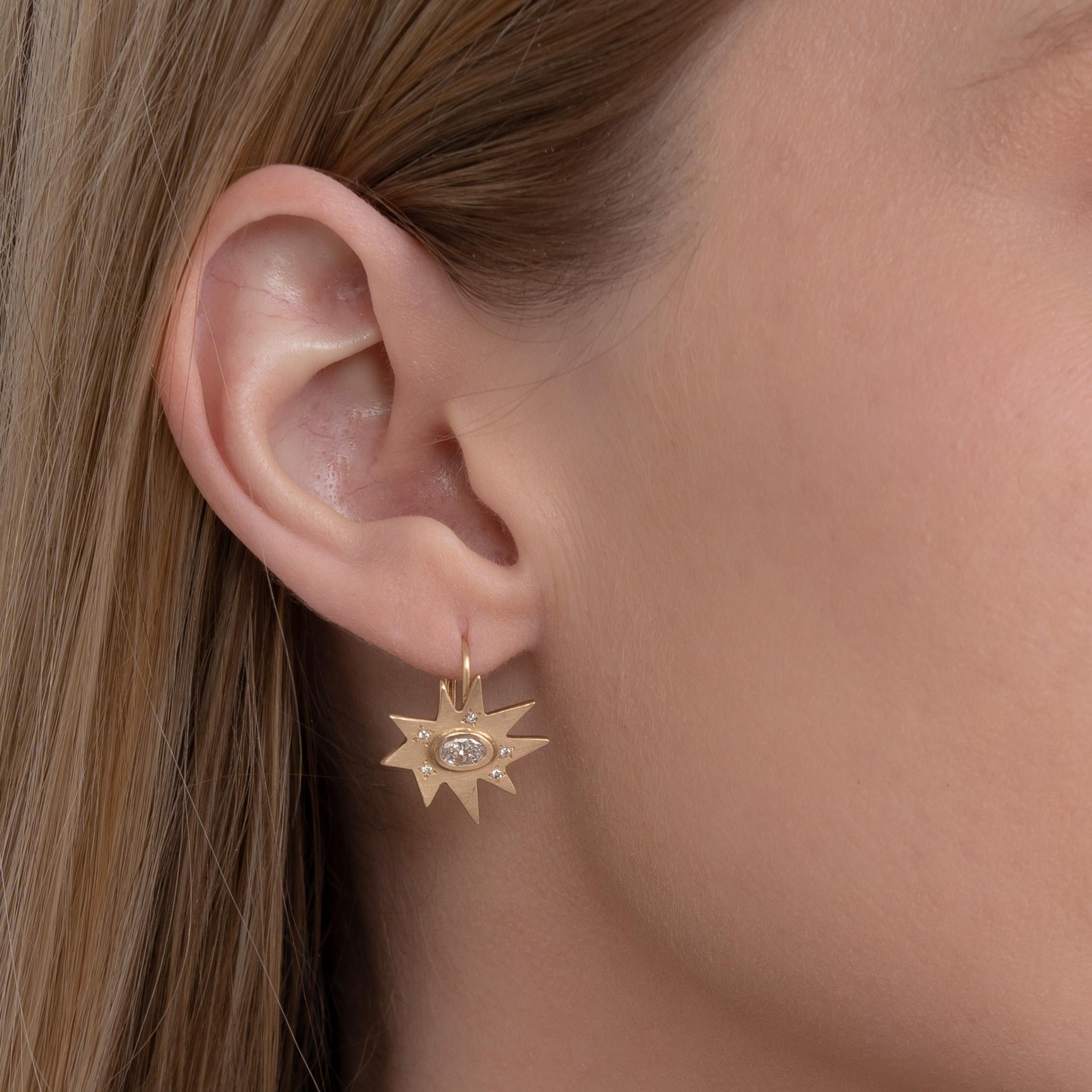Emily Kuvin Bio-Ohrringe aus Gold und halber Karat Diamant auf befestigten französischen Drahtdrähten im Zustand „Neu“ im Angebot in New York, NY