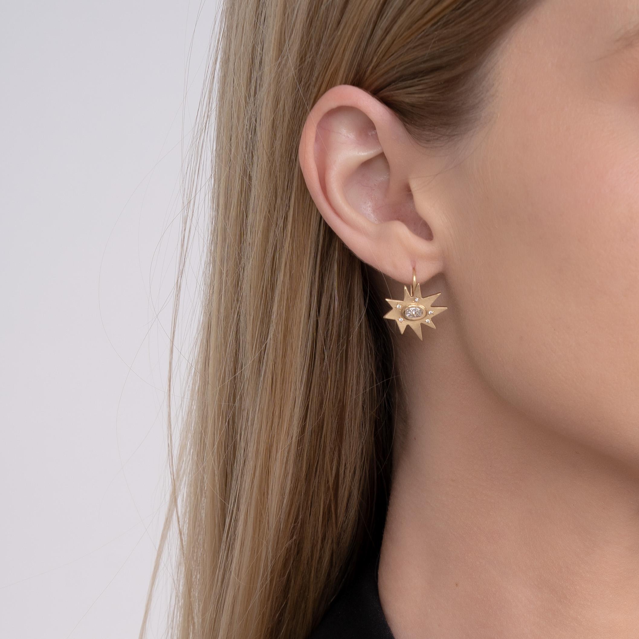 Emily Kuvin Bio-Ohrringe aus Gold und halber Karat Diamant auf befestigten französischen Drahtdrähten Damen im Angebot