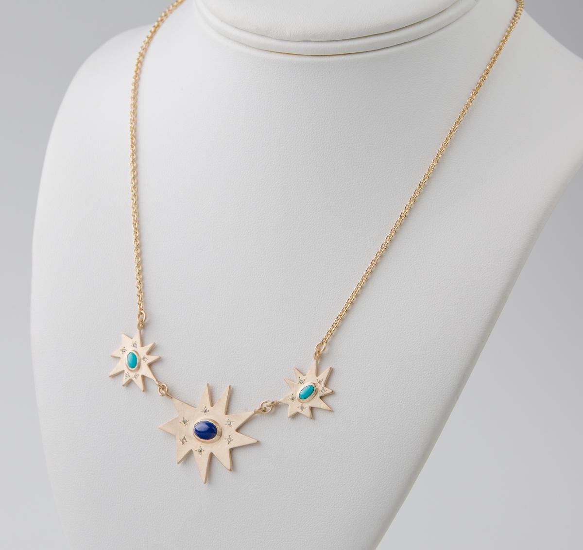 Stupéfiant fois trois. Notre collier Piccolo Grand Stella en or jaune chaud présente un lapis-lazuli dans notre étoile centrale de forme organique Stella et des étoiles Stellina accentuées, complétées par une turquoise. Saupoudrée de diamants et