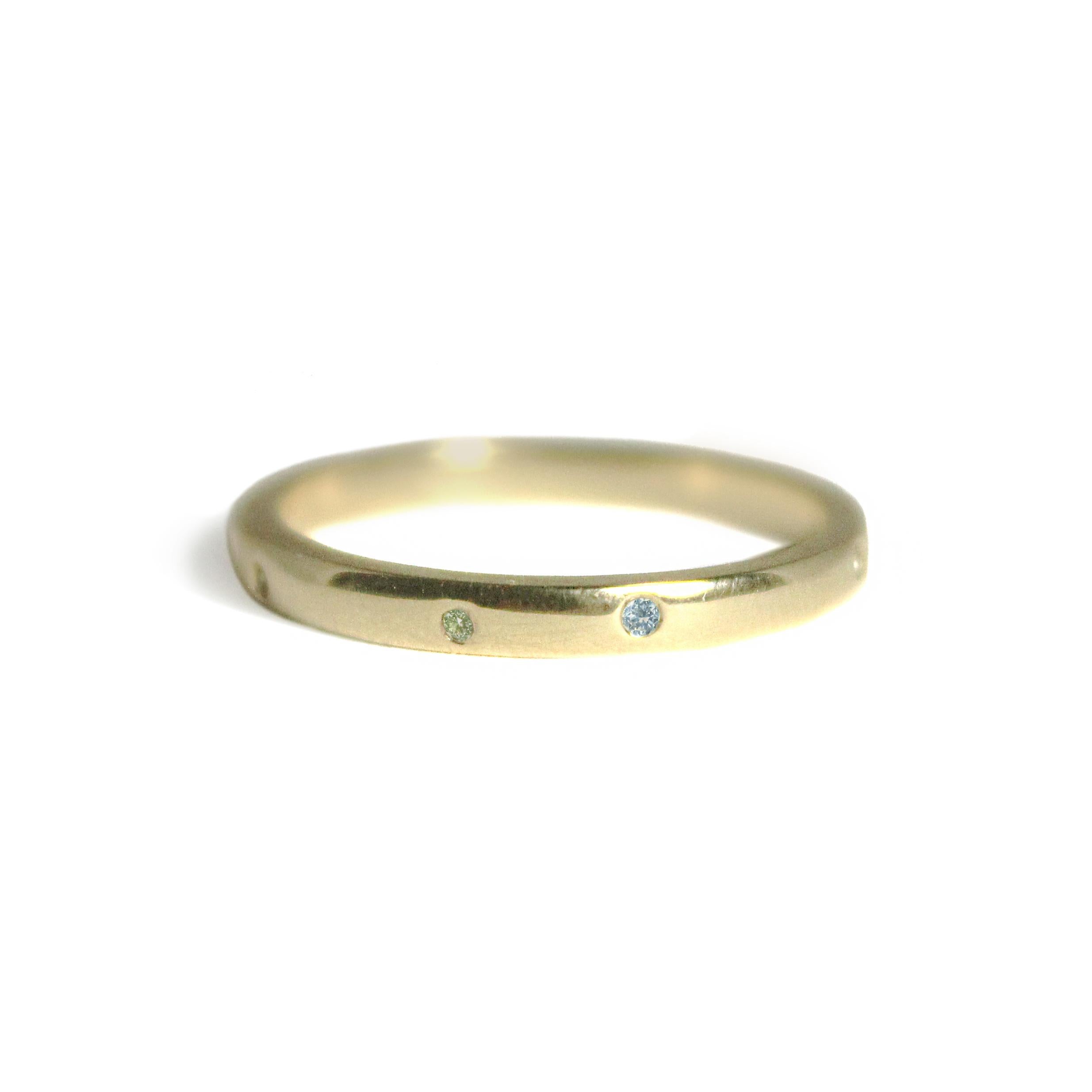 Anführer des Stapels! Der Ring, auf den Sie gewartet haben - unser schlichter Stapelring mit 9 unregelmäßig verstreuten kleinen Edelsteinen in poliertem 14-karätigem Gold. Atemberaubend für sich allein oder als Teil eines Pakets (Stapel)!

14k