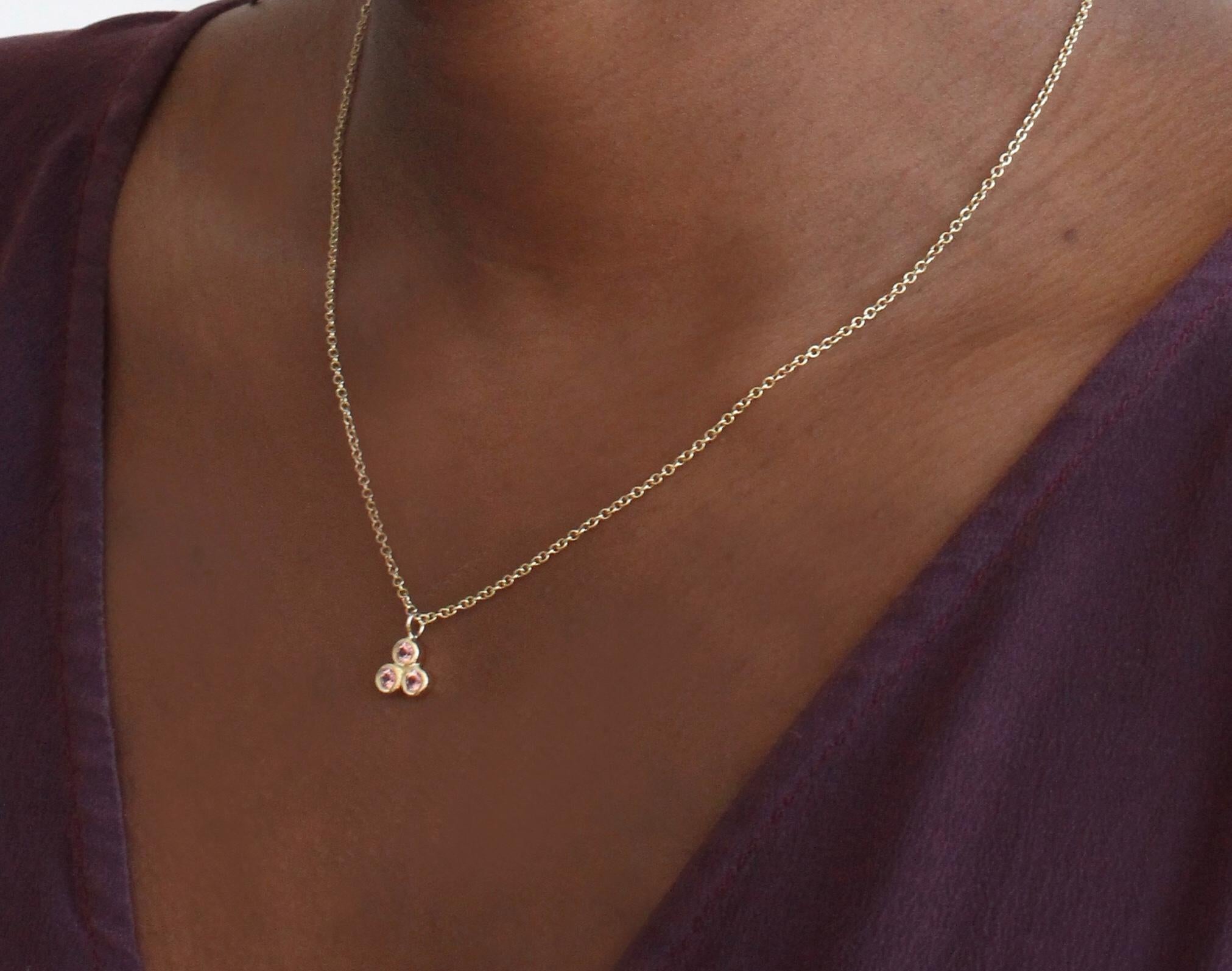 Einfach, originell und doch klassisch. Unsere Drei-Punkte-Halskette verleiht einen Hauch von Glanz und Eleganz. Drei Steine sorgen für einen hohen Glitzerfaktor. Eine schöne und zierliche Halskette, die sich aber auch hervorragend zum