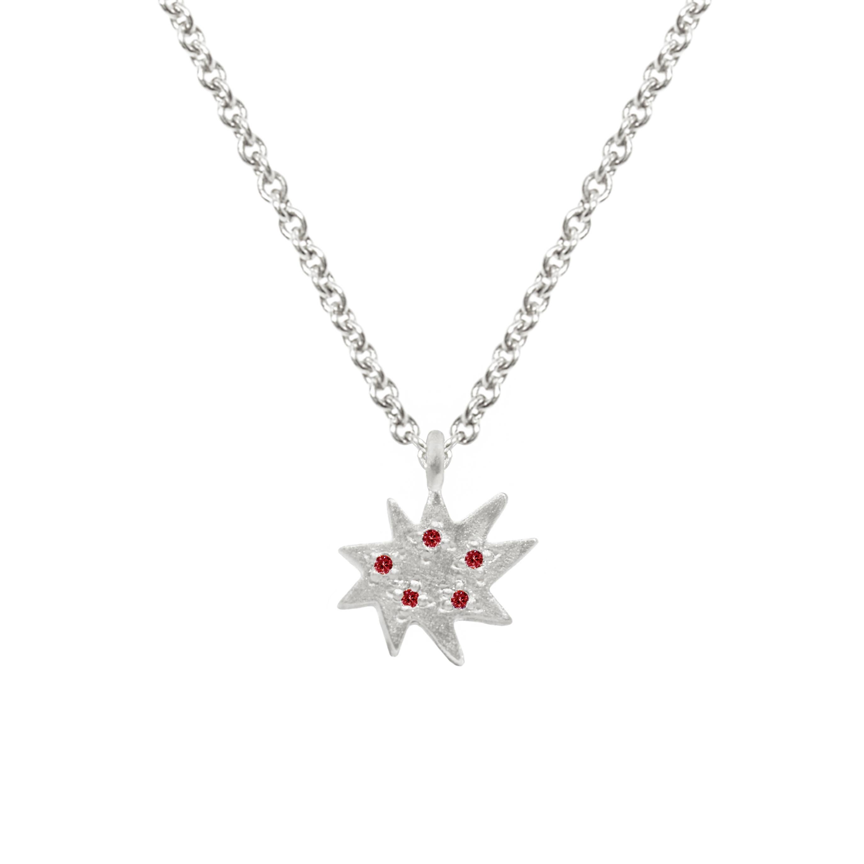 Taille ronde Emily Kuvin Mini collier étoile Stella en argent et rubis en vente