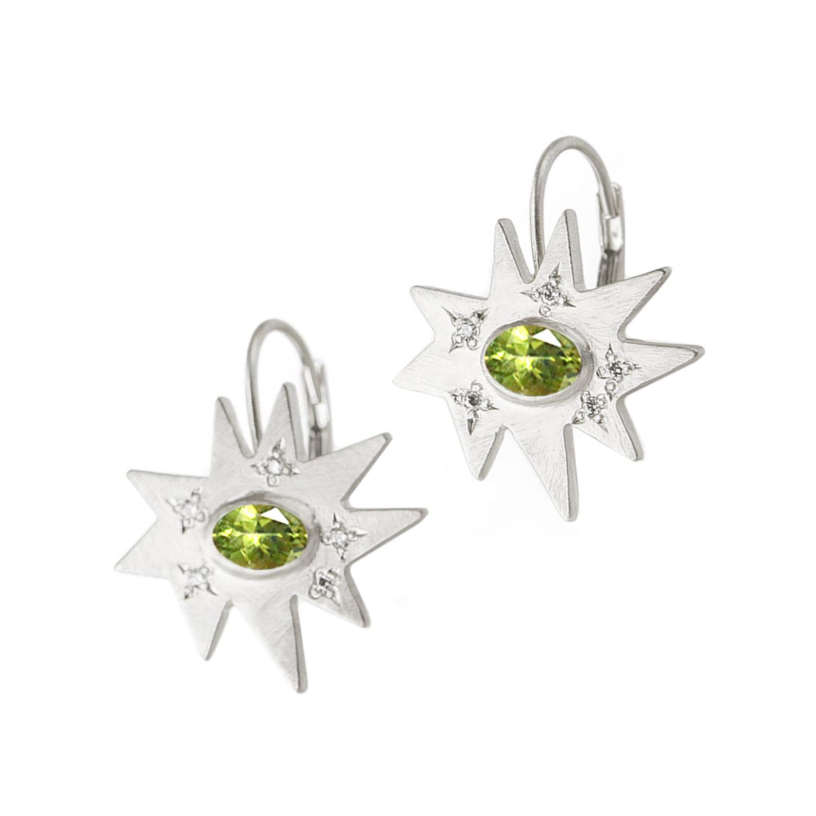 The perfect drop for any occasion. Our iconic matte sterling silver Stellina star is fixed to a lever back hook. Featuring our signature diamond dusting and a vibrant peridot center, this pair is full of sparkle and color.
 
Matte sterling silver,