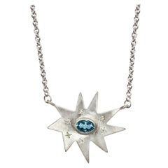 Emily Kuvin Silberne organische Sternförmige Halskette mit Diamanten und blauem Topas