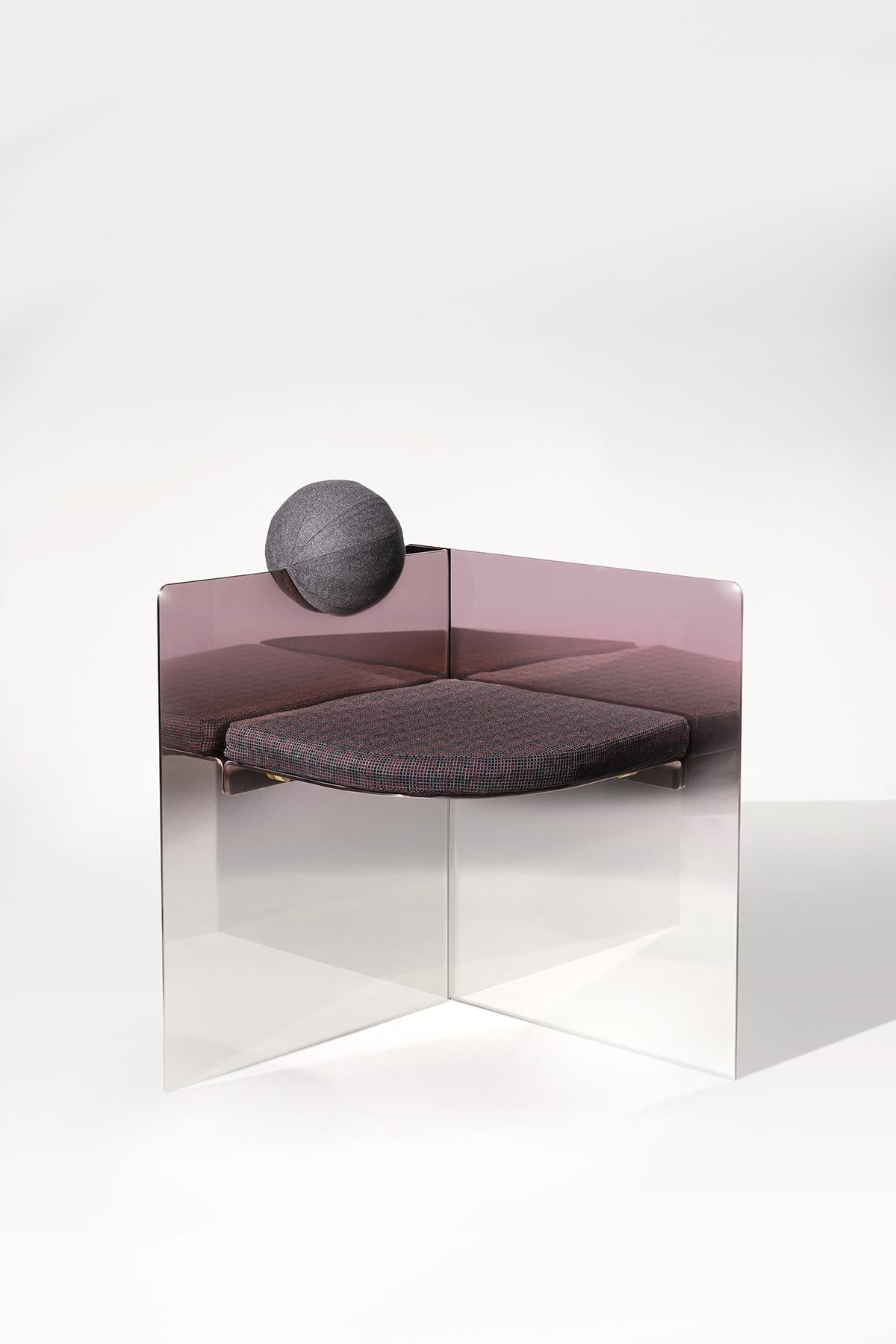 La colelzioene Riflessi, firmata da Pepita Design, nasce dalla volontà di concepire l’arredo e l’abitare come un’esperienza immersiva, in cui materia, forma e identità si fondono in un unico racconto sensoriale. Un progetto di stile in cui l’abito