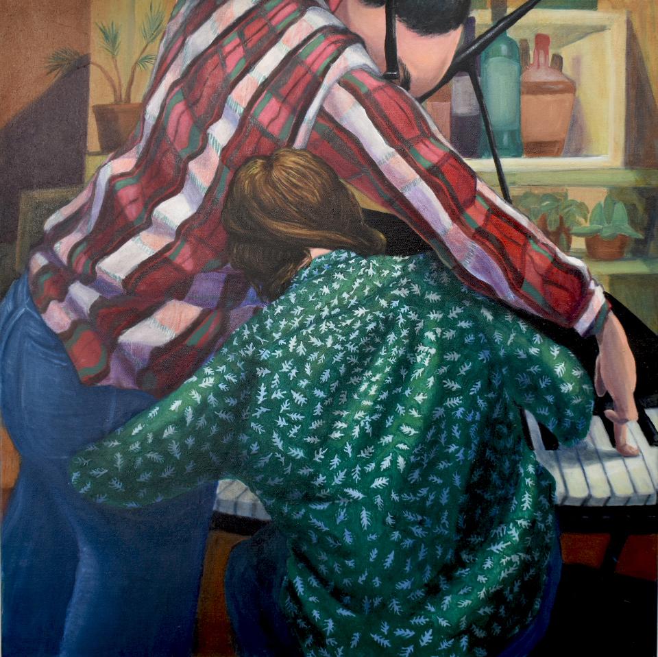 Le pianiste est une peinture à l'huile figurative sur toile d'Emily Royer. Les dimensions sont 24" x 24" x 1.25" Cette peinture représente deux amis au piano dans une pièce chaleureusement éclairée, profitant du moment et créant de la musique